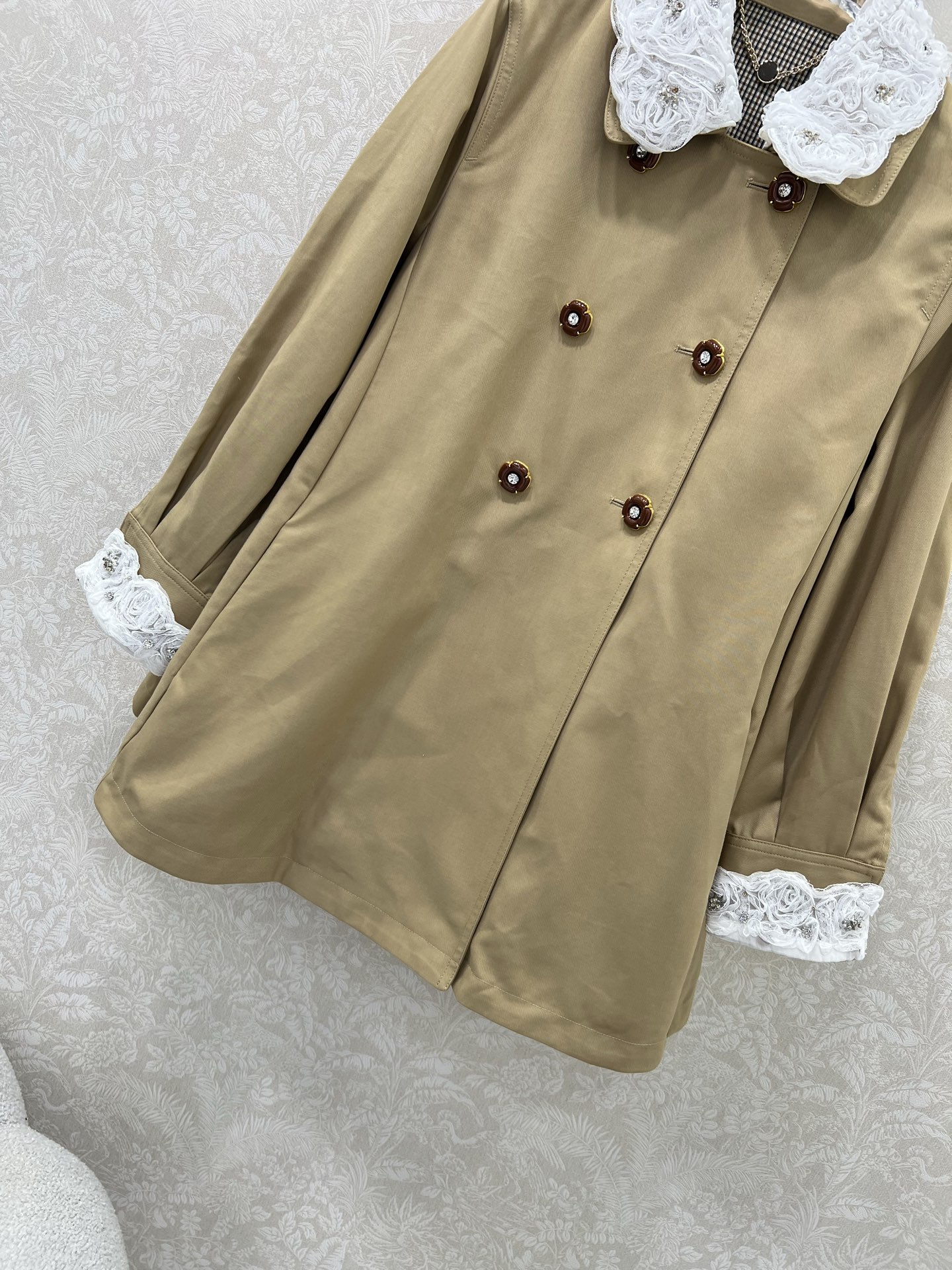 🔥🔥miumi*25早秋新款重工订钻拼蕾丝风衣外套 双排扣娃娃款设计 领口定制可拆卸花边 定制五金A版显