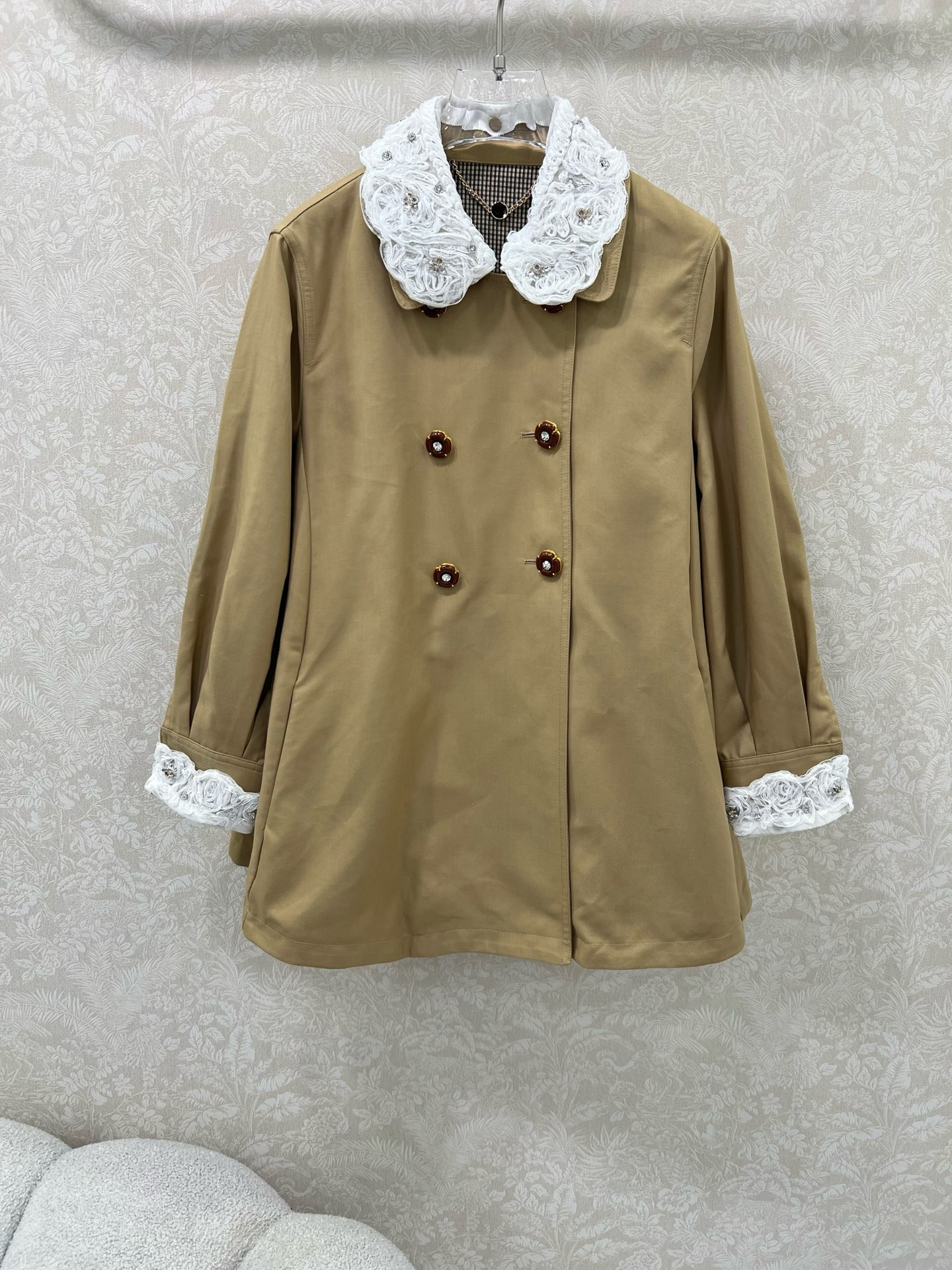 🔥🔥miumi*25早秋新款重工订钻拼蕾丝风衣外套 双排扣娃娃款设计 领口定制可拆卸花边 定制五金A版显