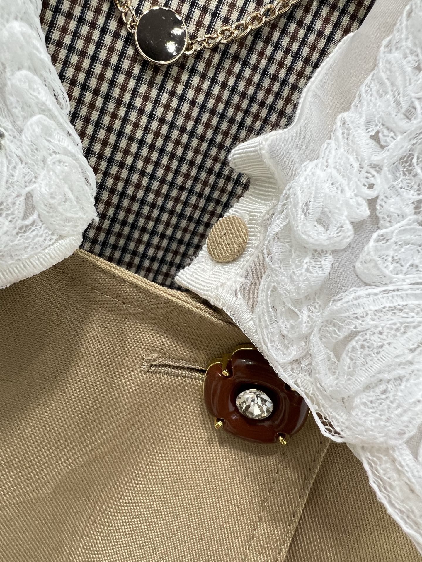 🔥🔥miumi*25早秋新款重工订钻拼蕾丝风衣外套 双排扣娃娃款设计 领口定制可拆卸花边 定制五金A版显