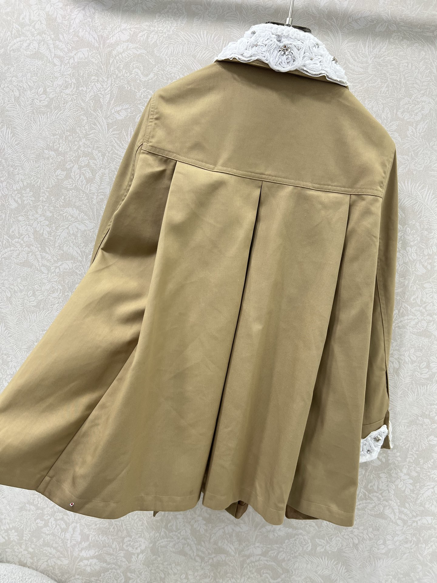 🔥🔥miumi*25早秋新款重工订钻拼蕾丝风衣外套 双排扣娃娃款设计 领口定制可拆卸花边 定制五金A版显