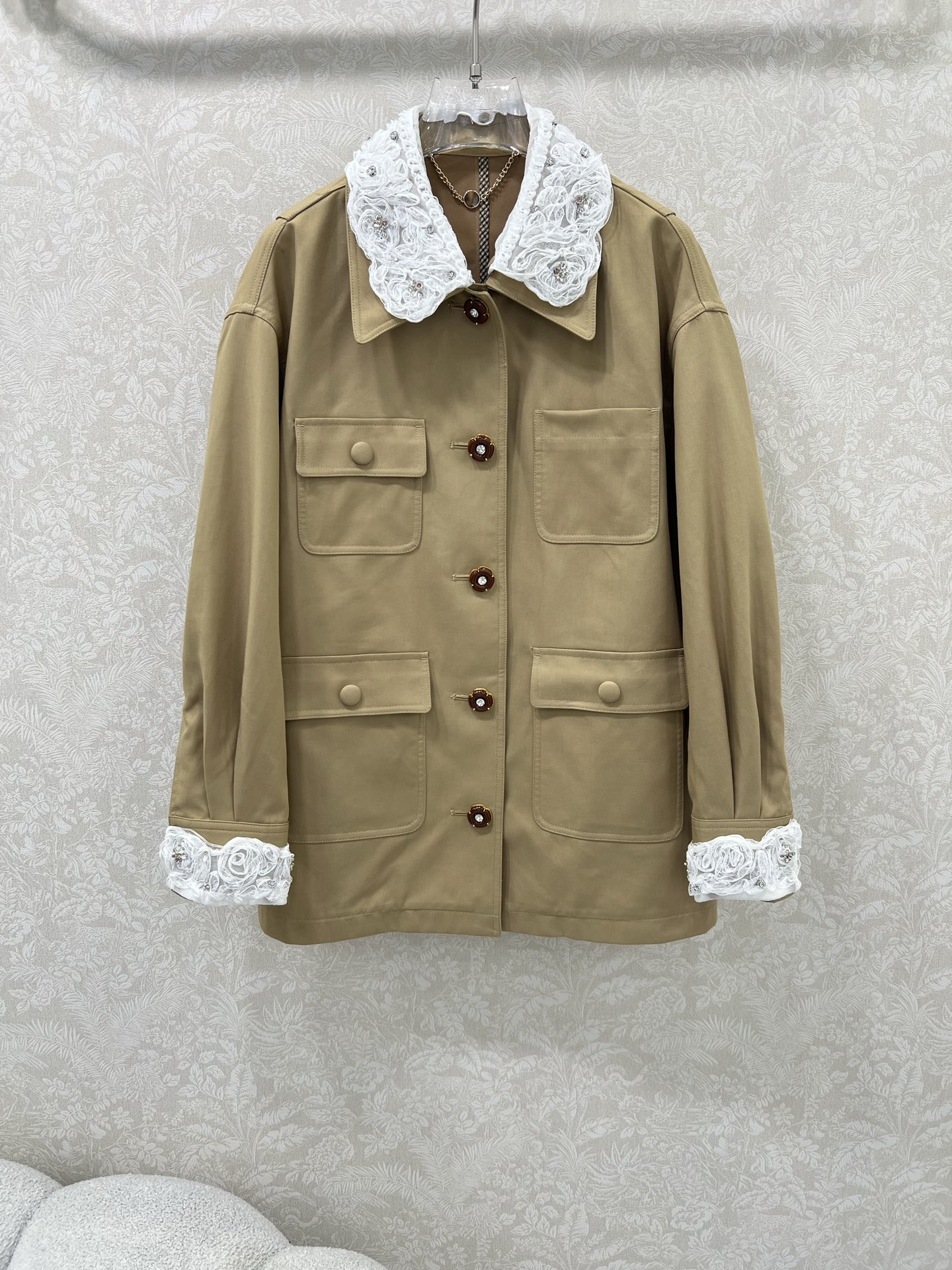 🔥🔥miumi*25早秋新款重工订钻拼蕾丝风衣外套 四口袋工装设计 可盐可甜 领口定制可拆卸花边 定制五