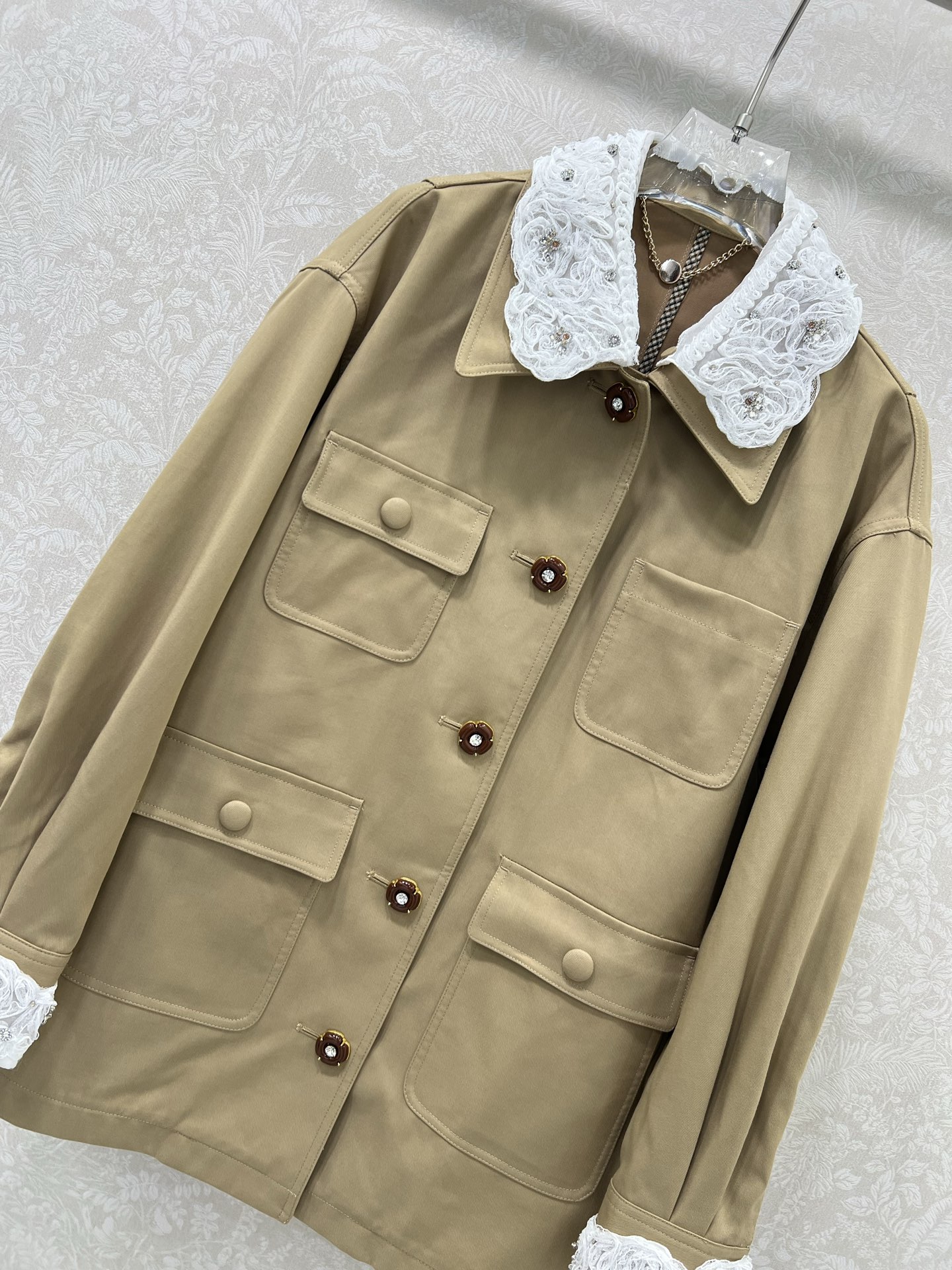 🔥🔥miumi*25早秋新款重工订钻拼蕾丝风衣外套 四口袋工装设计 可盐可甜 领口定制可拆卸花边 定制五