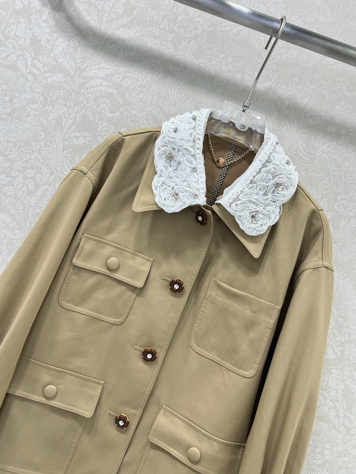 🔥🔥miumi*25早秋新款重工订钻拼蕾丝风衣外套 四口袋工装设计 可盐可甜 领口定制可拆卸花边 定制五