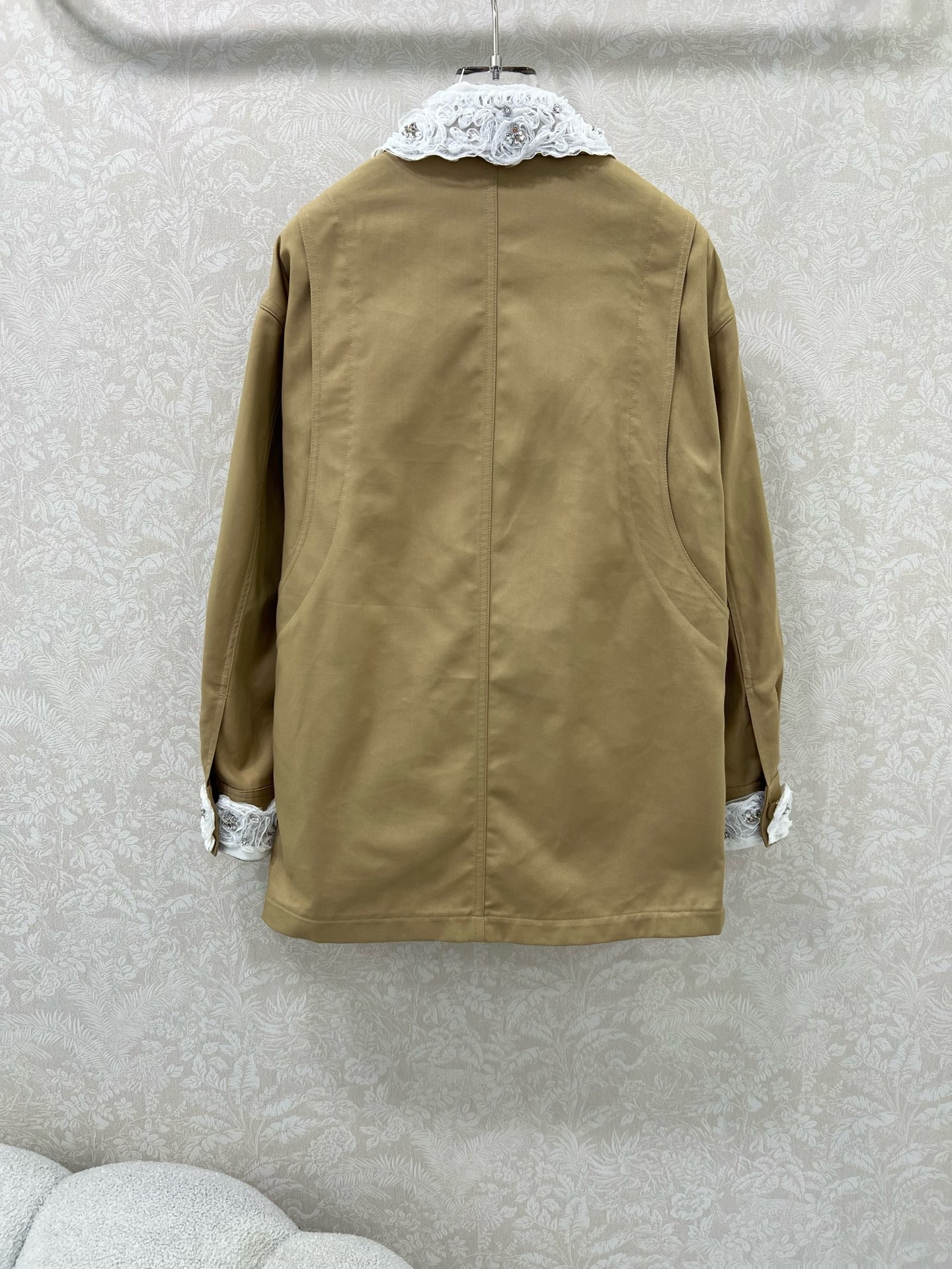 🔥🔥miumi*25早秋新款重工订钻拼蕾丝风衣外套 四口袋工装设计 可盐可甜 领口定制可拆卸花边 定制五