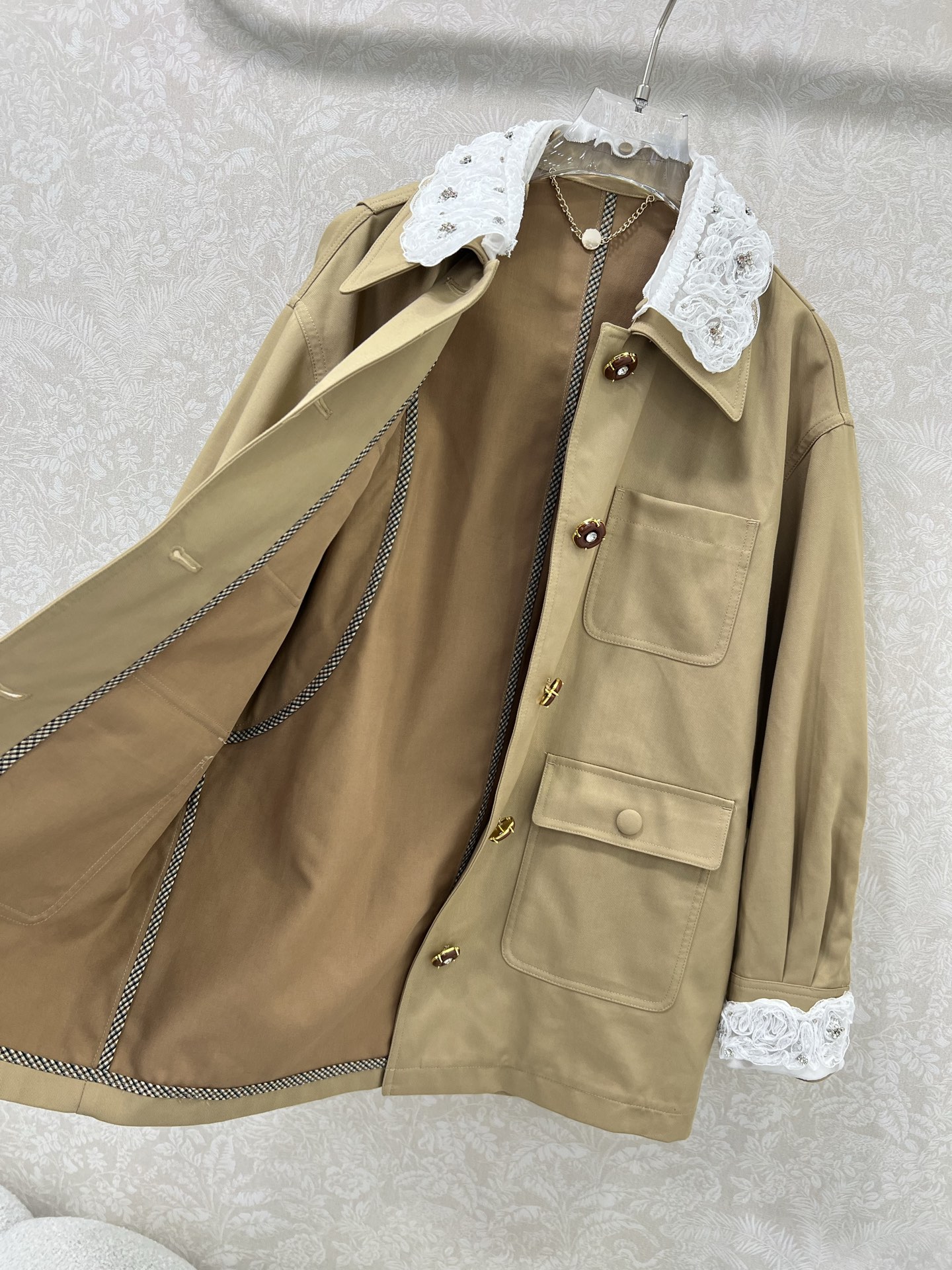 🔥🔥miumi*25早秋新款重工订钻拼蕾丝风衣外套 四口袋工装设计 可盐可甜 领口定制可拆卸花边 定制五