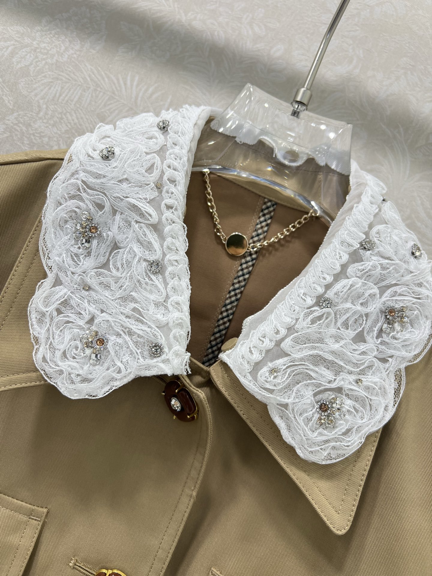 🔥🔥miumi*25早秋新款重工订钻拼蕾丝风衣外套 四口袋工装设计 可盐可甜 领口定制可拆卸花边 定制五