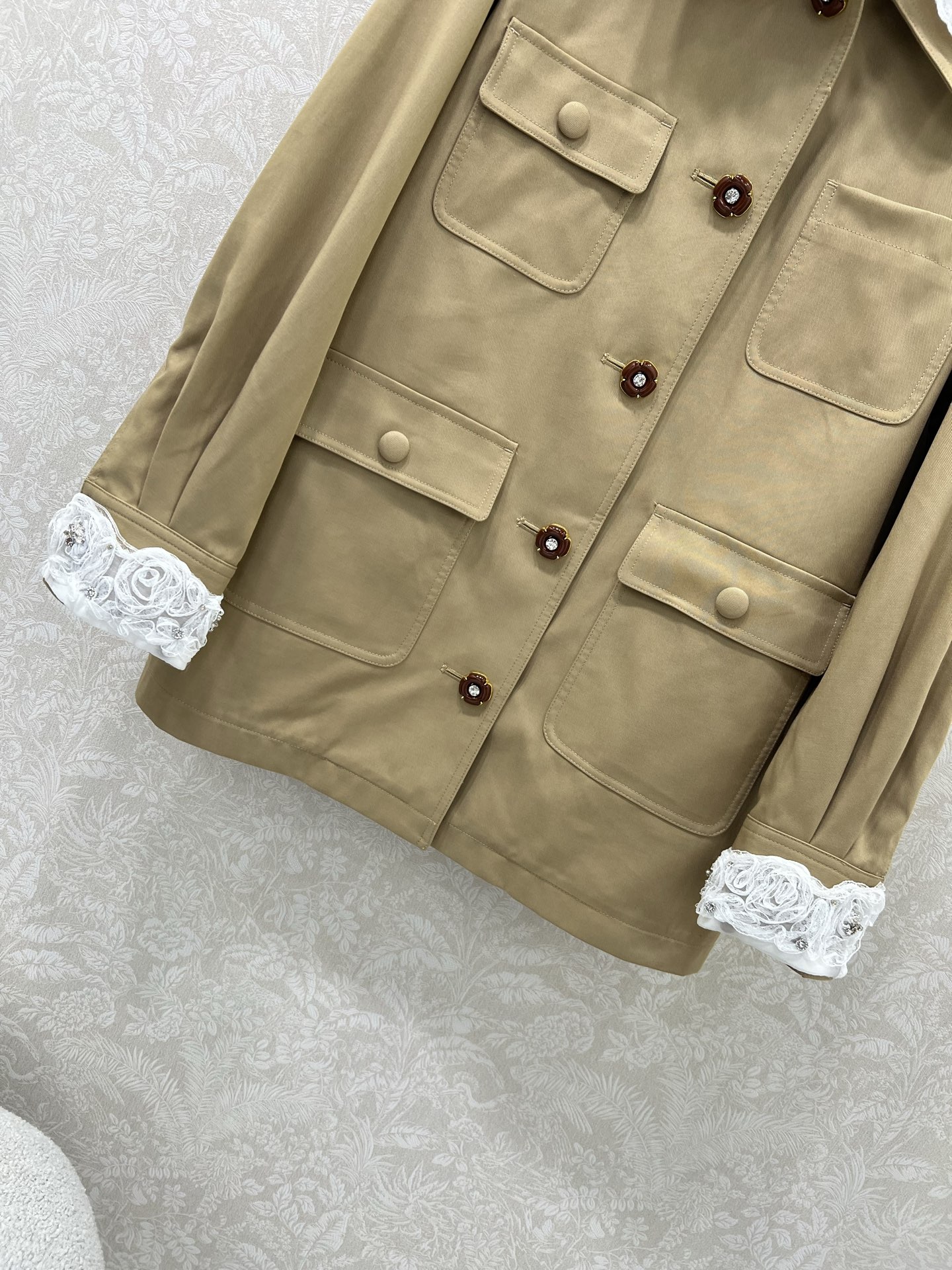 🔥🔥miumi*25早秋新款重工订钻拼蕾丝风衣外套 四口袋工装设计 可盐可甜 领口定制可拆卸花边 定制五