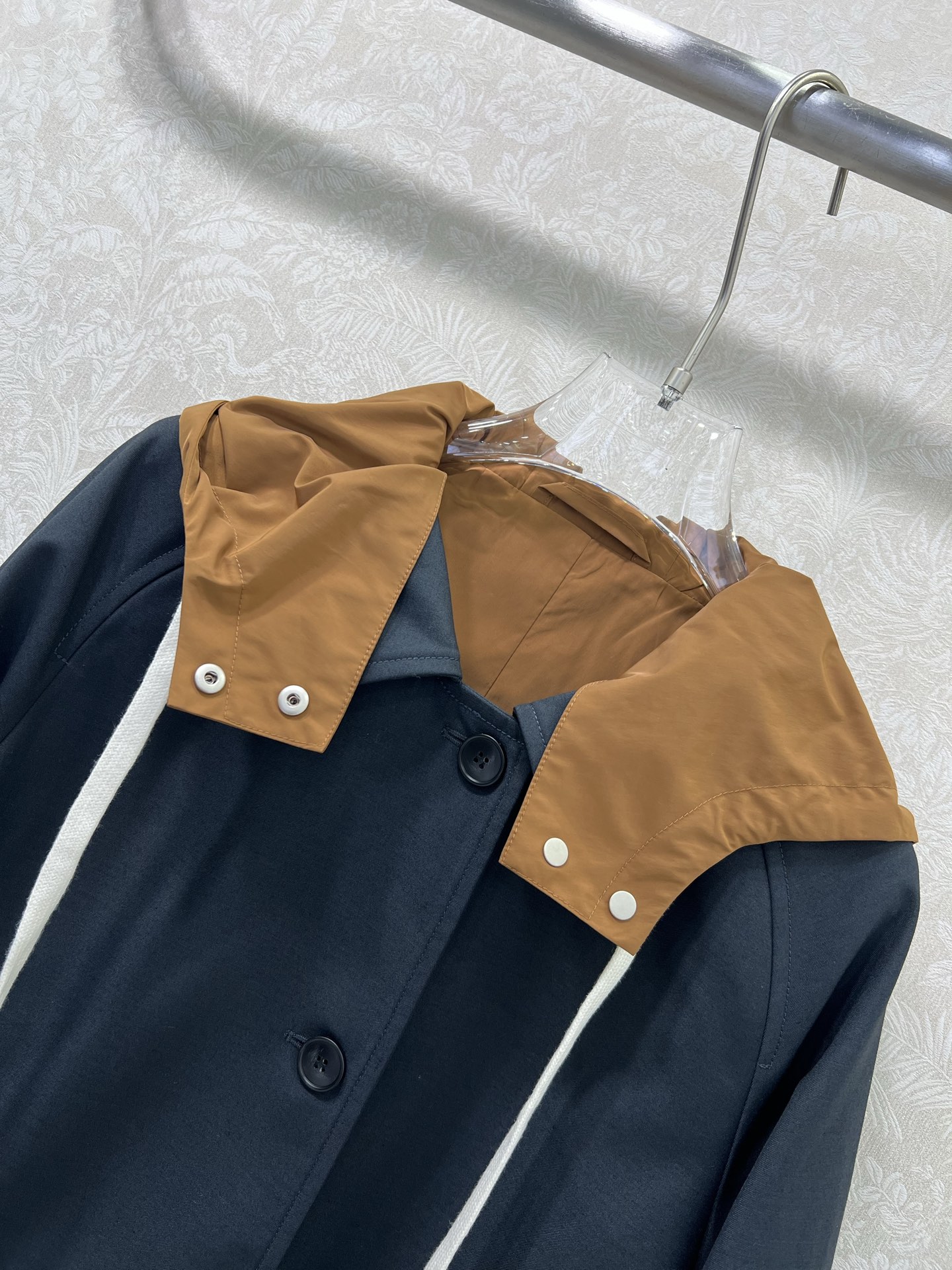 🔥🔥miumi* 25新款长款风衣外套 英伦风尚长款风衣宽松版型。溜肩袖设计 双袖口设计 内衬尼龙收紧袖