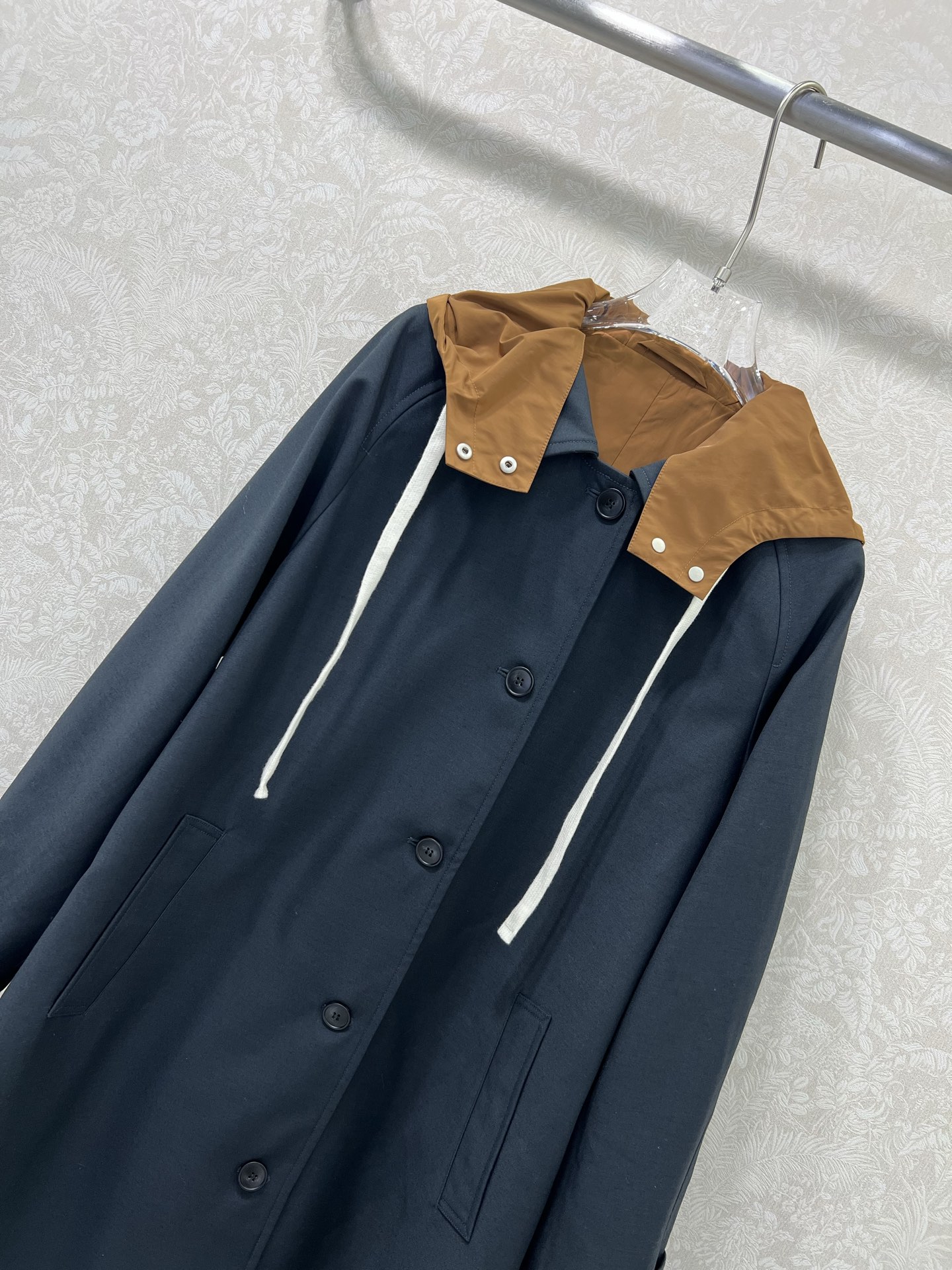 🔥🔥miumi* 25新款长款风衣外套 英伦风尚长款风衣宽松版型。溜肩袖设计 双袖口设计 内衬尼龙收紧袖