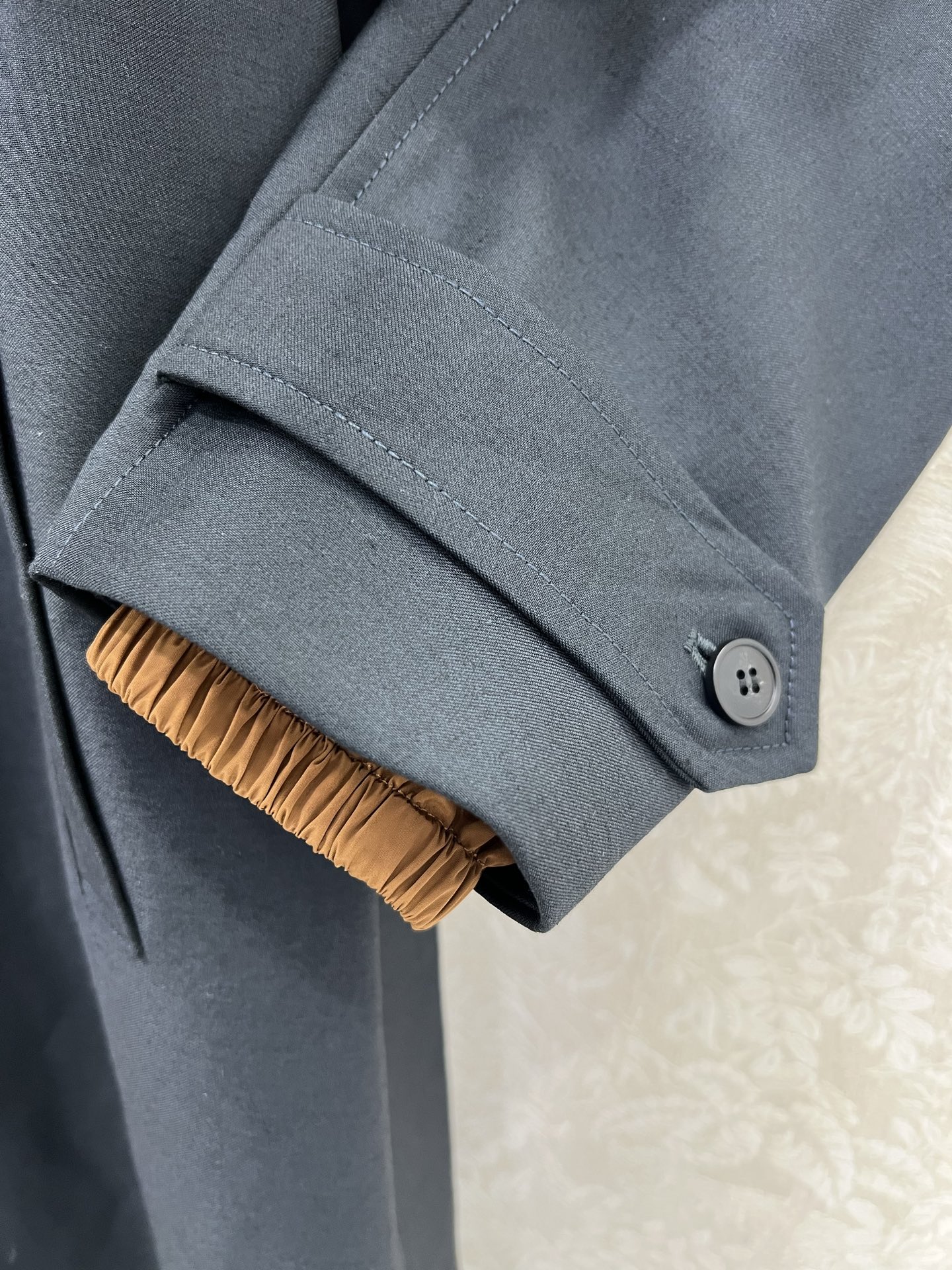 🔥🔥miumi* 25新款长款风衣外套 英伦风尚长款风衣宽松版型。溜肩袖设计 双袖口设计 内衬尼龙收紧袖