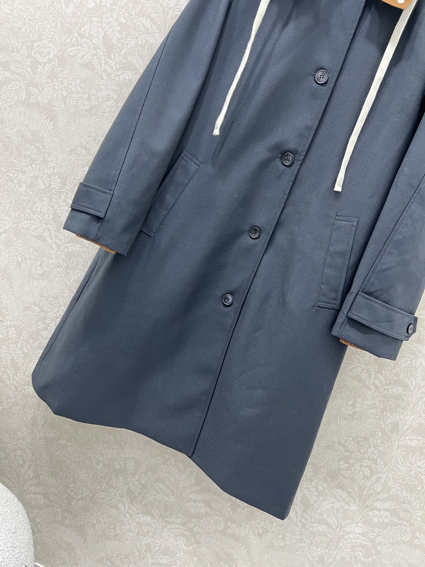 🔥🔥miumi* 25新款长款风衣外套 英伦风尚长款风衣宽松版型。溜肩袖设计 双袖口设计 内衬尼龙收紧袖