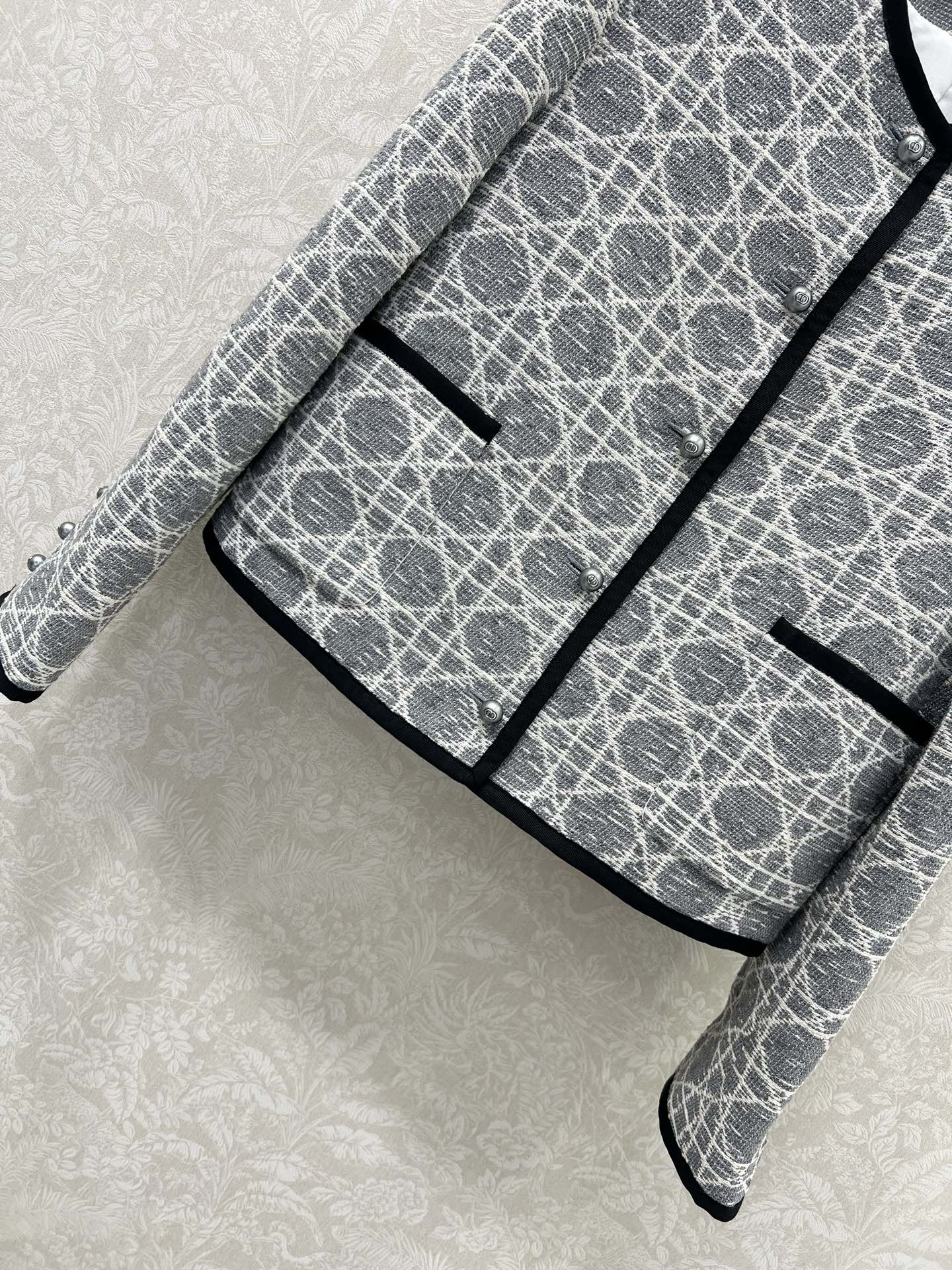 新出灰色🔥🔥Dio*25新款藤格纹圆领洋装外套 马卡龙配色出货啦！绝美的藕粉跟浅蓝色和高级灰🩷🩵🩶定制Y