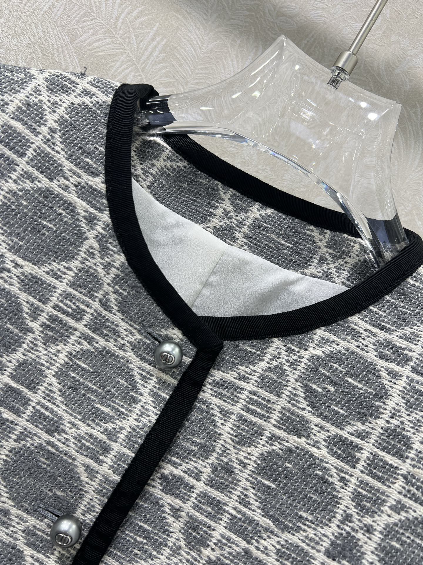 新出灰色🔥🔥Dio*25新款藤格纹圆领洋装外套 马卡龙配色出货啦！绝美的藕粉跟浅蓝色和高级灰🩷🩵🩶定制Y