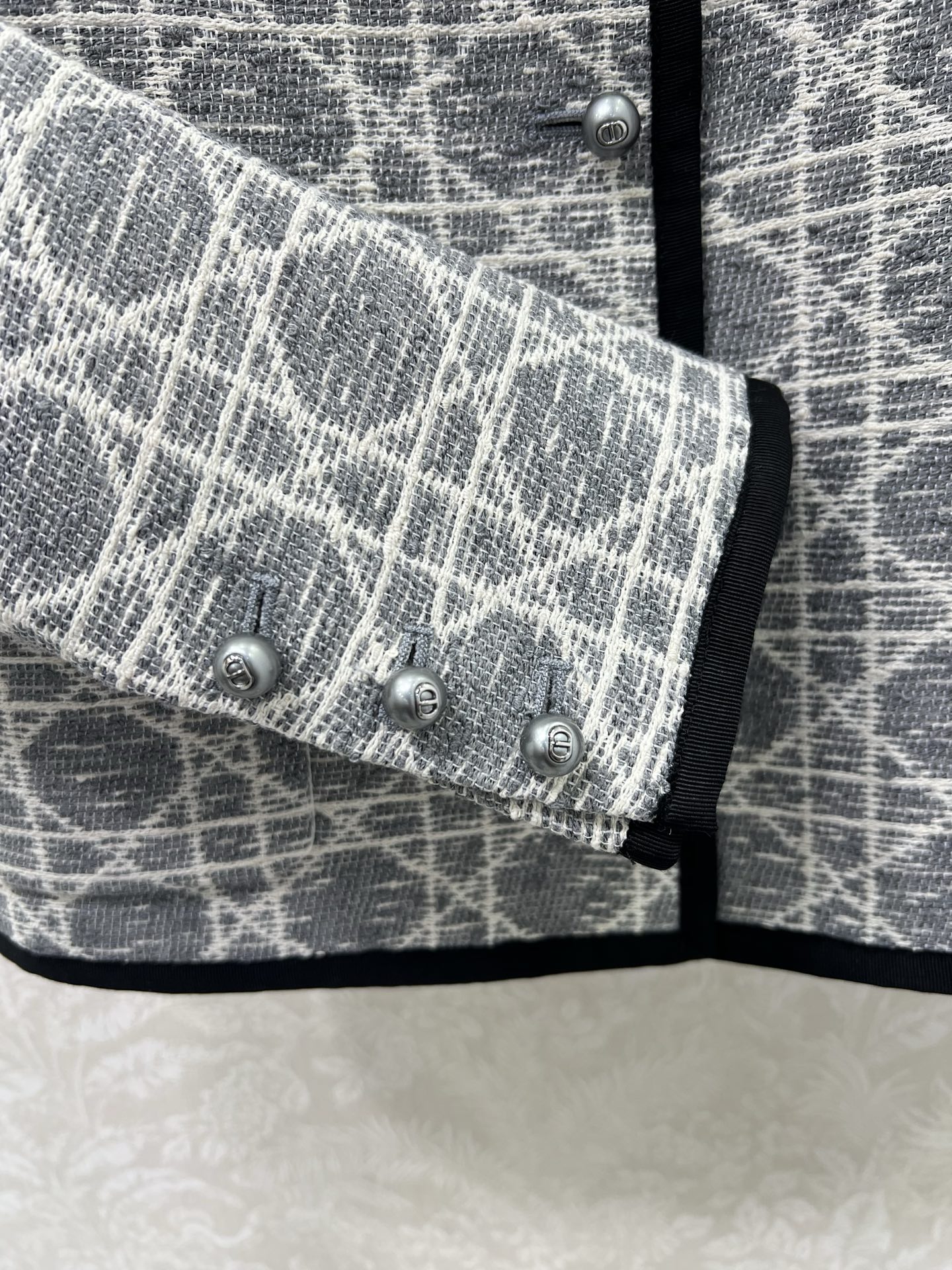 新出灰色🔥🔥Dio*25新款藤格纹圆领洋装外套 马卡龙配色出货啦！绝美的藕粉跟浅蓝色和高级灰🩷🩵🩶定制Y