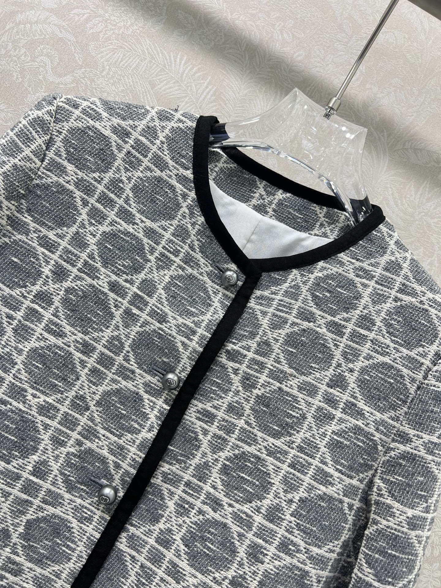 新出灰色🔥🔥Dio*25新款藤格纹圆领洋装外套 马卡龙配色出货啦！绝美的藕粉跟浅蓝色和高级灰🩷🩵🩶定制Y