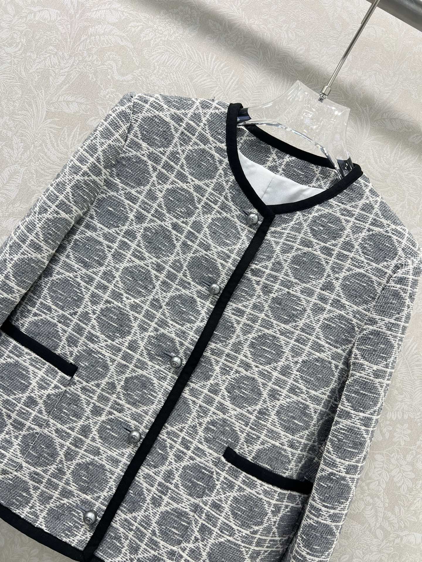 新出灰色🔥🔥Dio*25新款藤格纹圆领洋装外套 马卡龙配色出货啦！绝美的藕粉跟浅蓝色和高级灰🩷🩵🩶定制Y