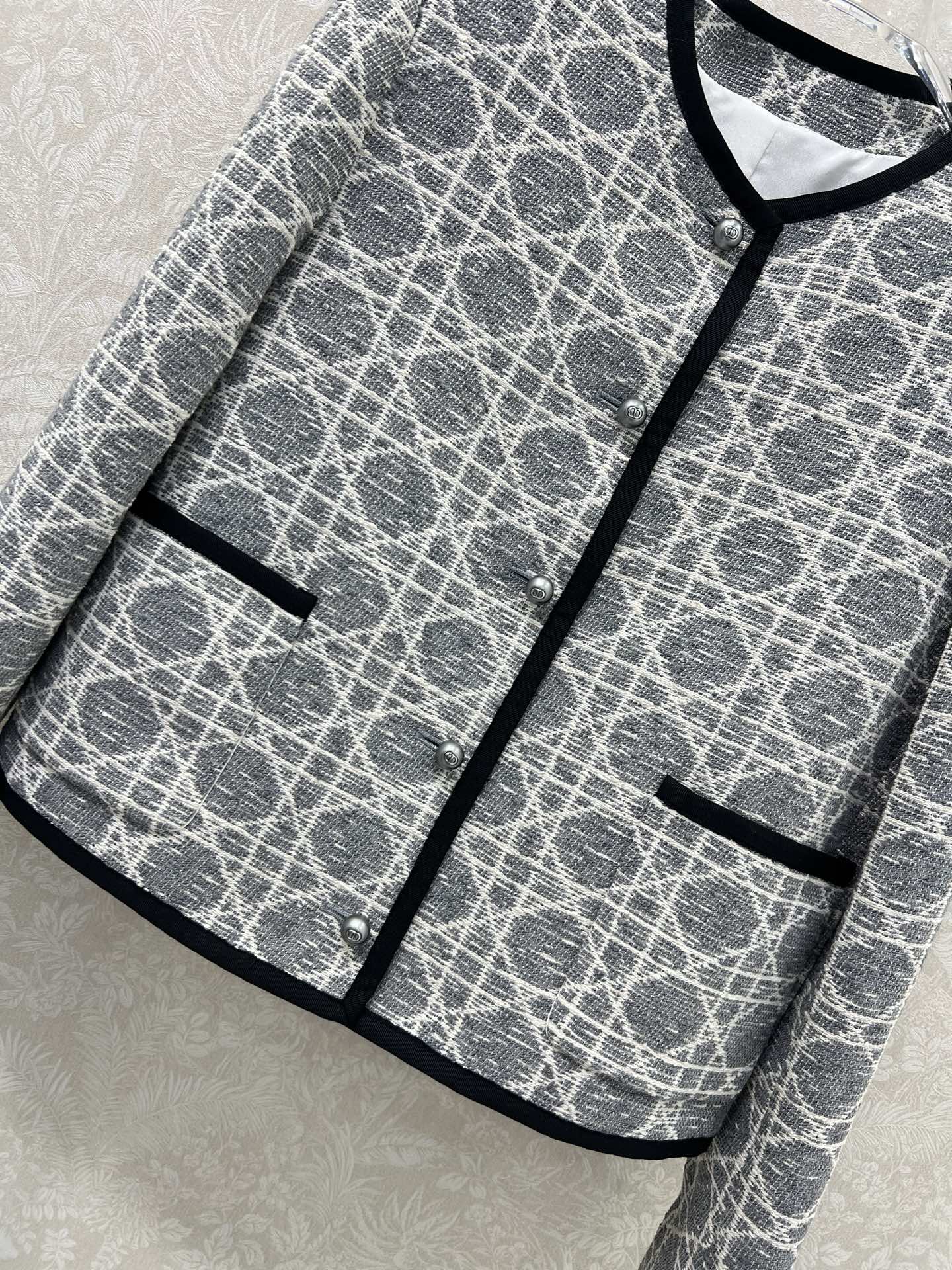 新出灰色🔥🔥Dio*25新款藤格纹圆领洋装外套 马卡龙配色出货啦！绝美的藕粉跟浅蓝色和高级灰🩷🩵🩶定制Y