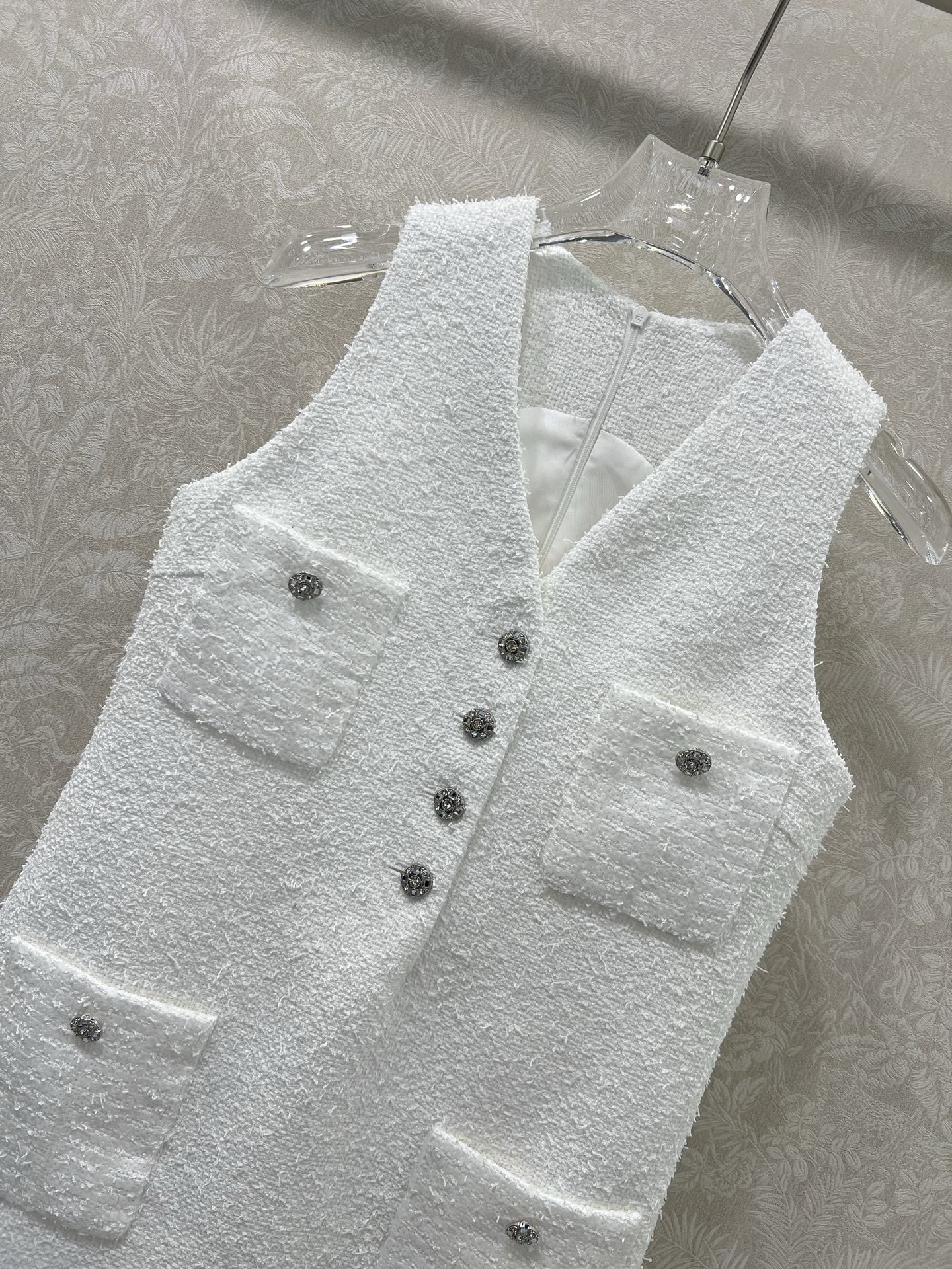 🔥🔥 Chan*l 25新品亮片🤎编织背心裙 高级又时髦的重工编织软花呢面料质感柔软细腻 v领半扣 双口