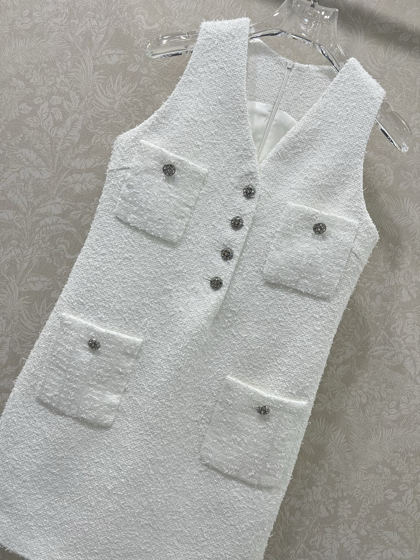 🔥🔥 Chan*l 25新品亮片🤎编织背心裙 高级又时髦的重工编织软花呢面料质感柔软细腻 v领半扣 双口