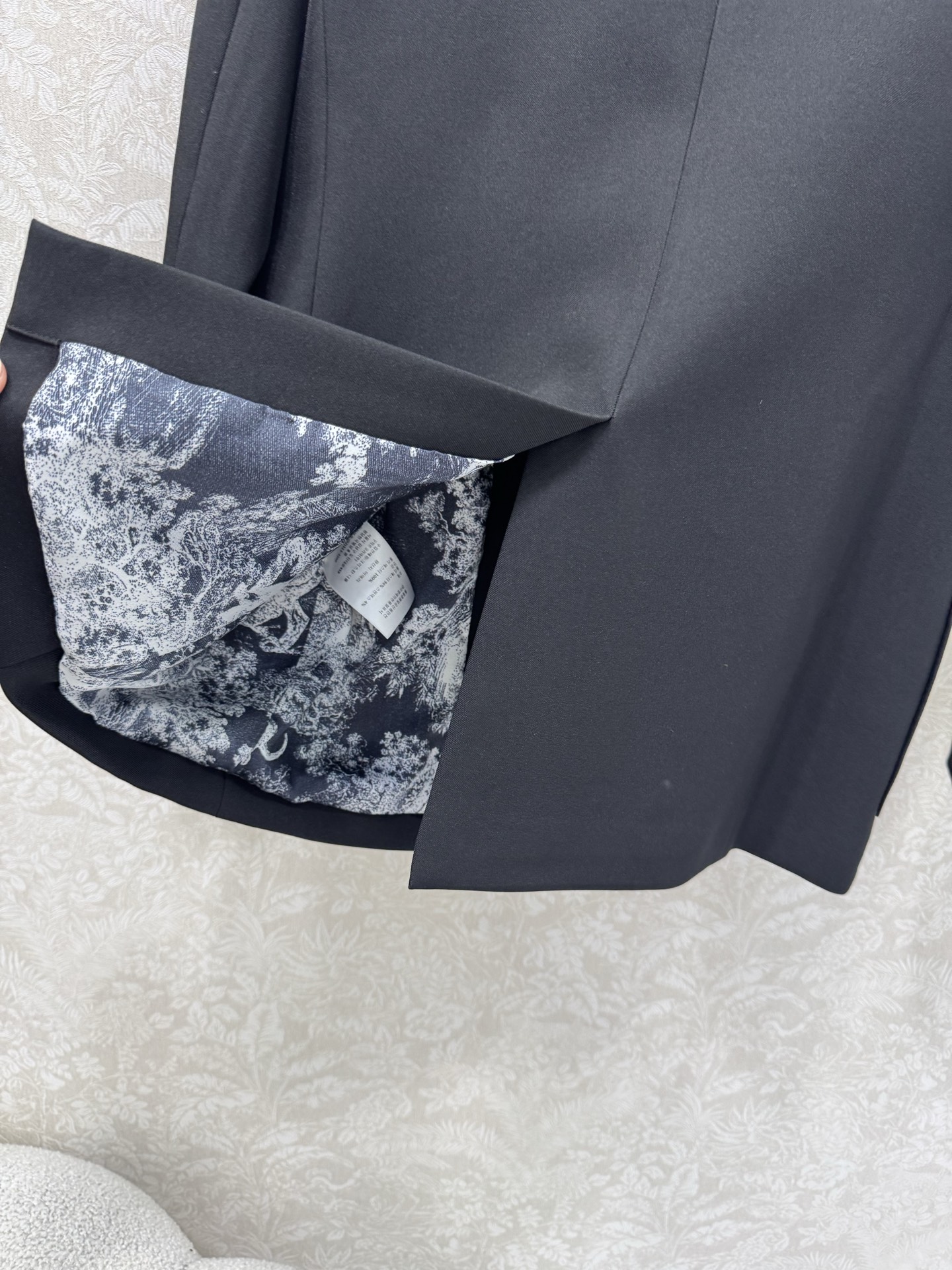 🔥🔥DIO*25新款西装外套 西服面料挺度质感都在线 胸前小蜜蜂logo刺绣 内衬经典动物老虎印花 定制