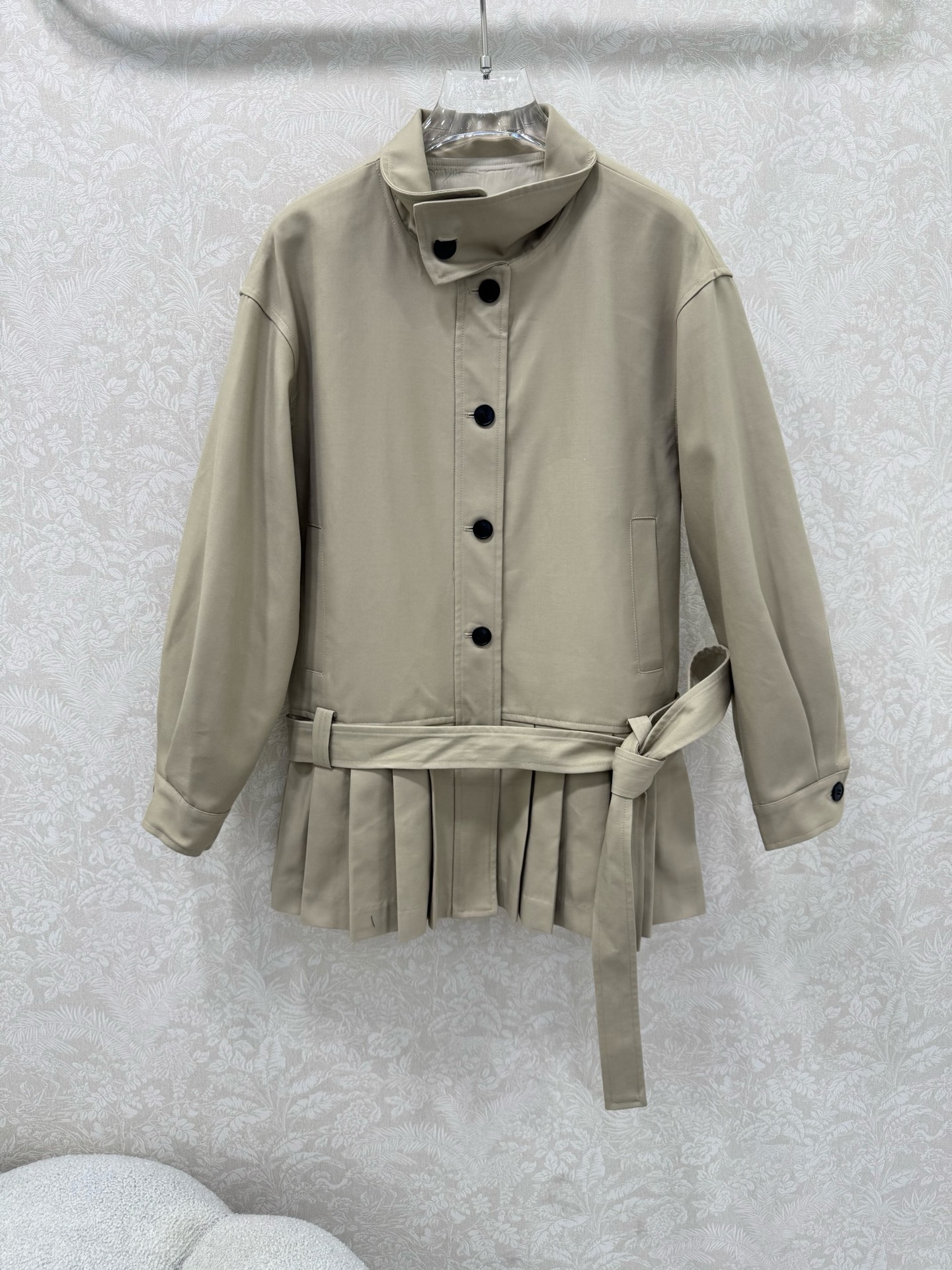 🔥🔥Celin*25新款连衣裙！配腰带！小堆领装饰很有型，上身半排扣设计 下半身重工打工字褶 这款工艺采