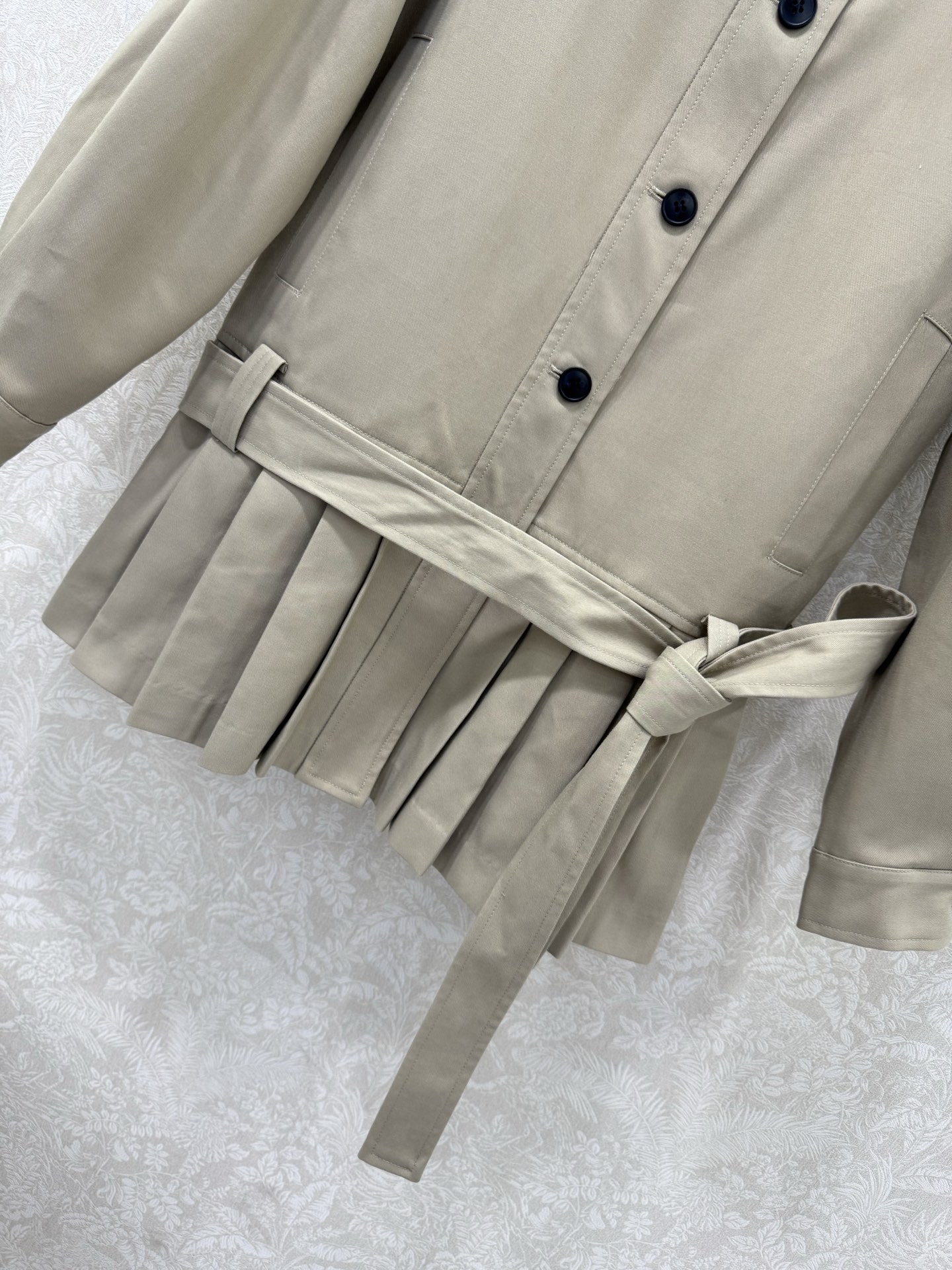 🔥🔥Celin*25新款连衣裙！配腰带！小堆领装饰很有型，上身半排扣设计 下半身重工打工字褶 这款工艺采