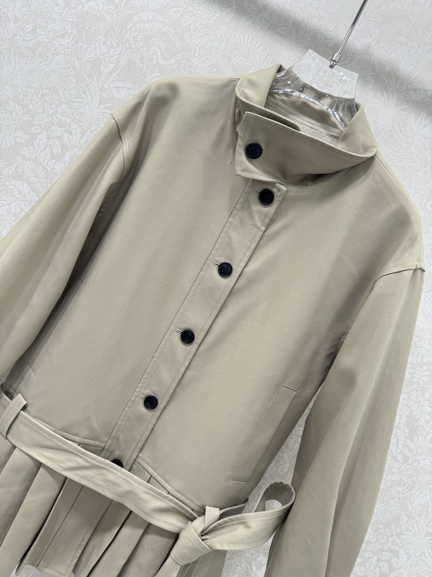 🔥🔥Celin*25新款连衣裙！配腰带！小堆领装饰很有型，上身半排扣设计 下半身重工打工字褶 这款工艺采