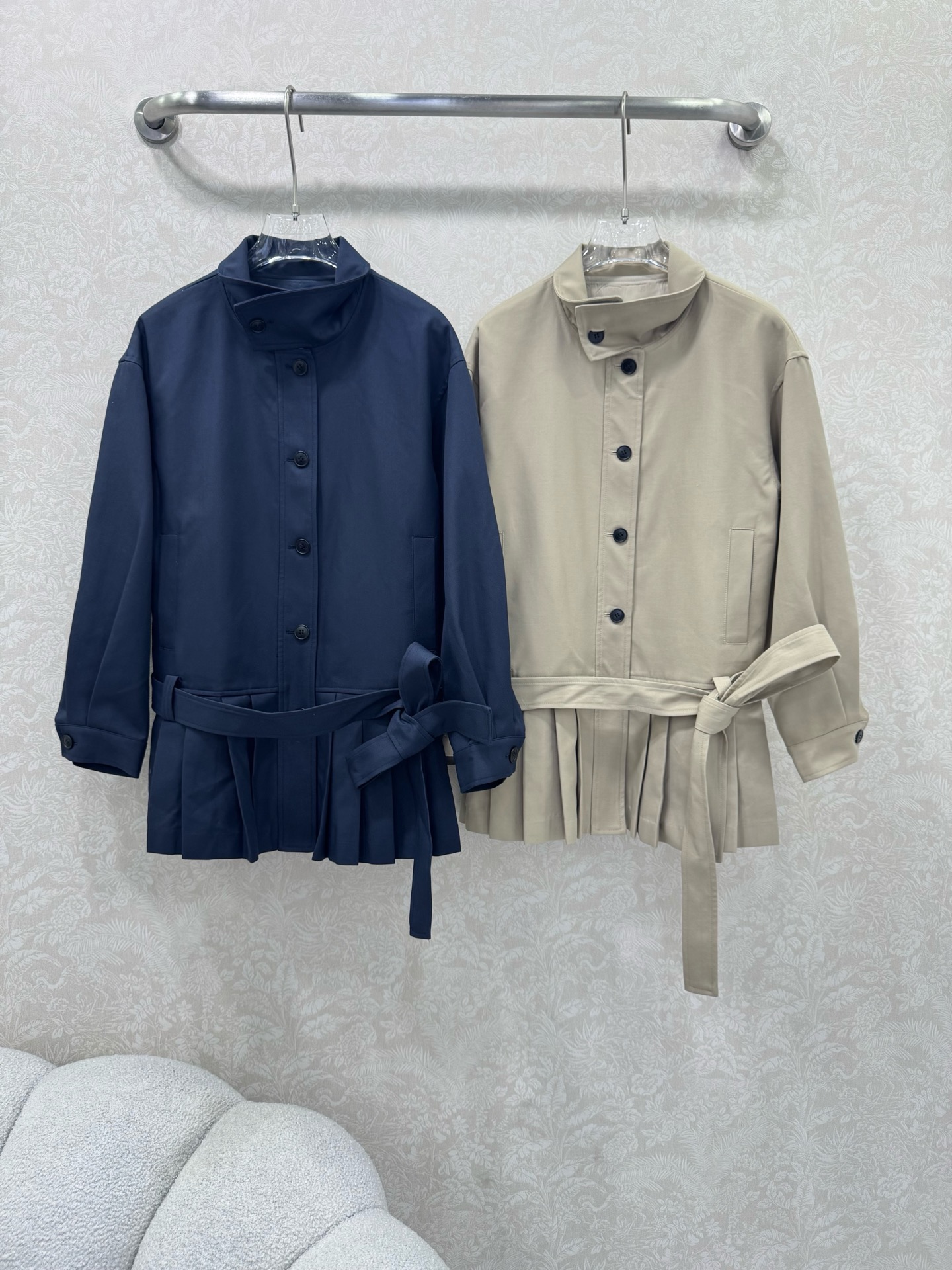 🔥🔥Celin*25新款连衣裙！配腰带！小堆领装饰很有型，上身半排扣设计 下半身重工打工字褶 这款工艺采