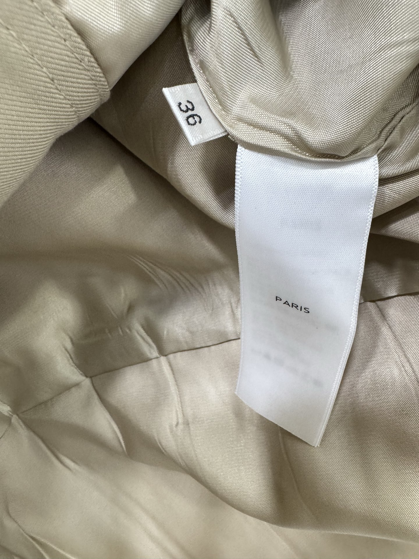 🔥🔥Celin*25新款连衣裙！配腰带！小堆领装饰很有型，上身半排扣设计 下半身重工打工字褶 这款工艺采