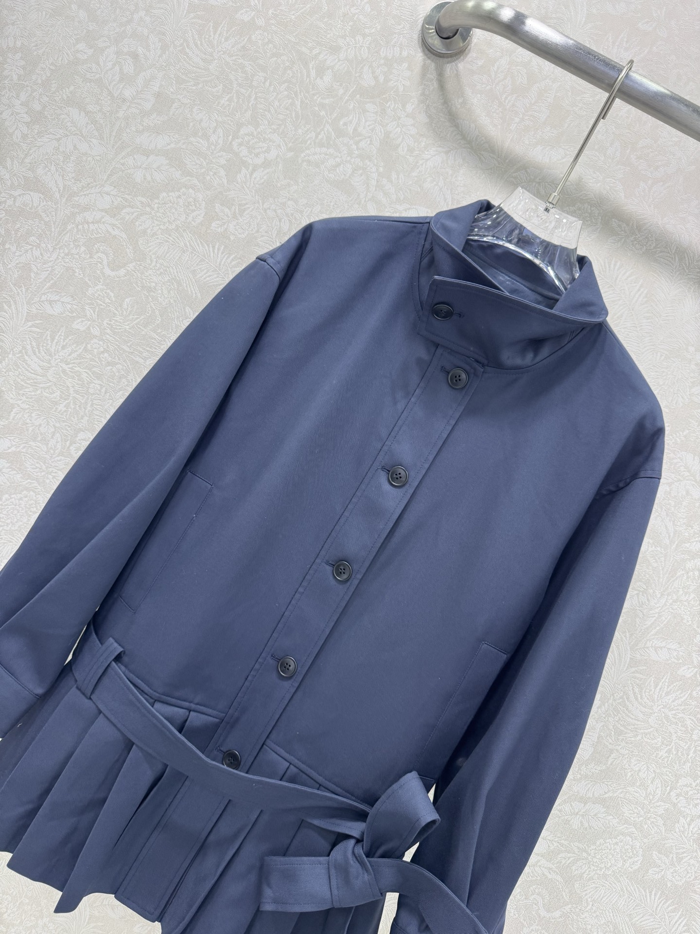 🔥🔥Celin*25新款连衣裙！配腰带！小堆领装饰很有型，上身半排扣设计 下半身重工打工字褶 这款工艺采