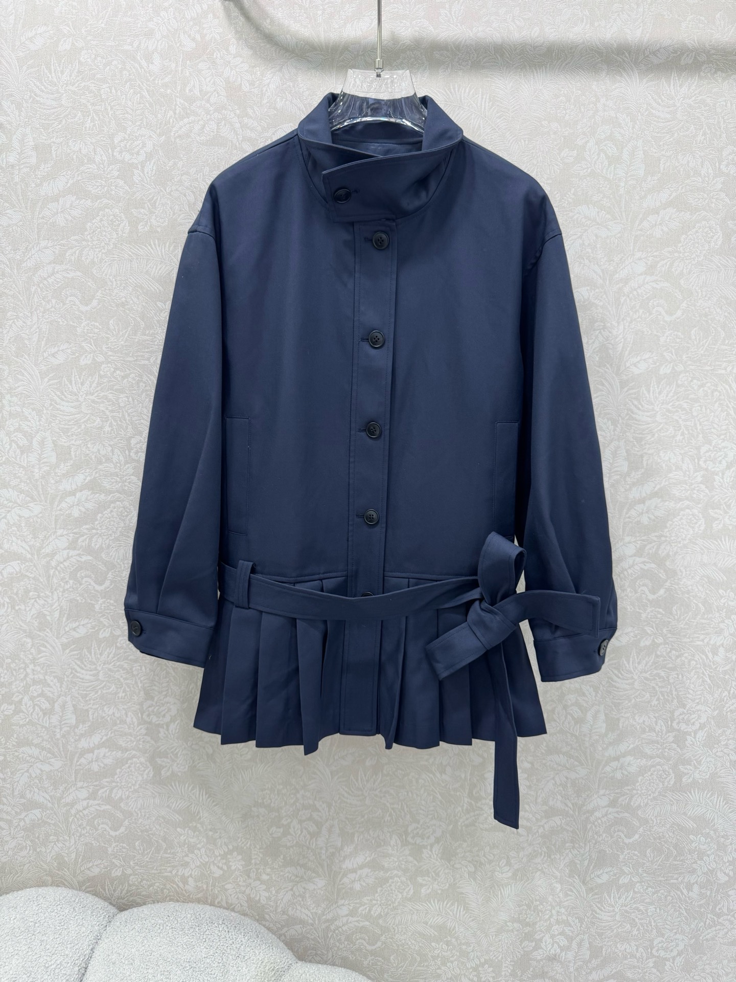 🔥🔥Celin*25新款连衣裙！配腰带！小堆领装饰很有型，上身半排扣设计 下半身重工打工字褶 这款工艺采