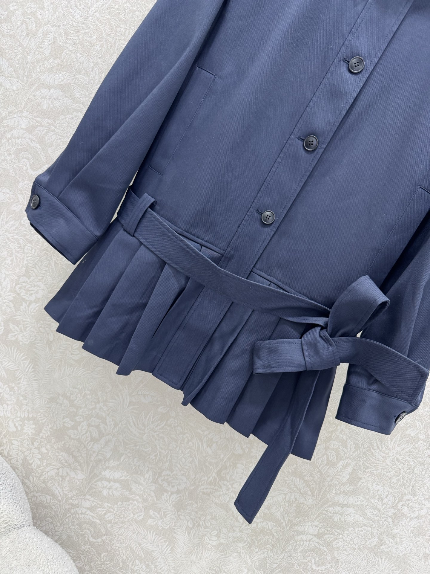 🔥🔥Celin*25新款连衣裙！配腰带！小堆领装饰很有型，上身半排扣设计 下半身重工打工字褶 这款工艺采