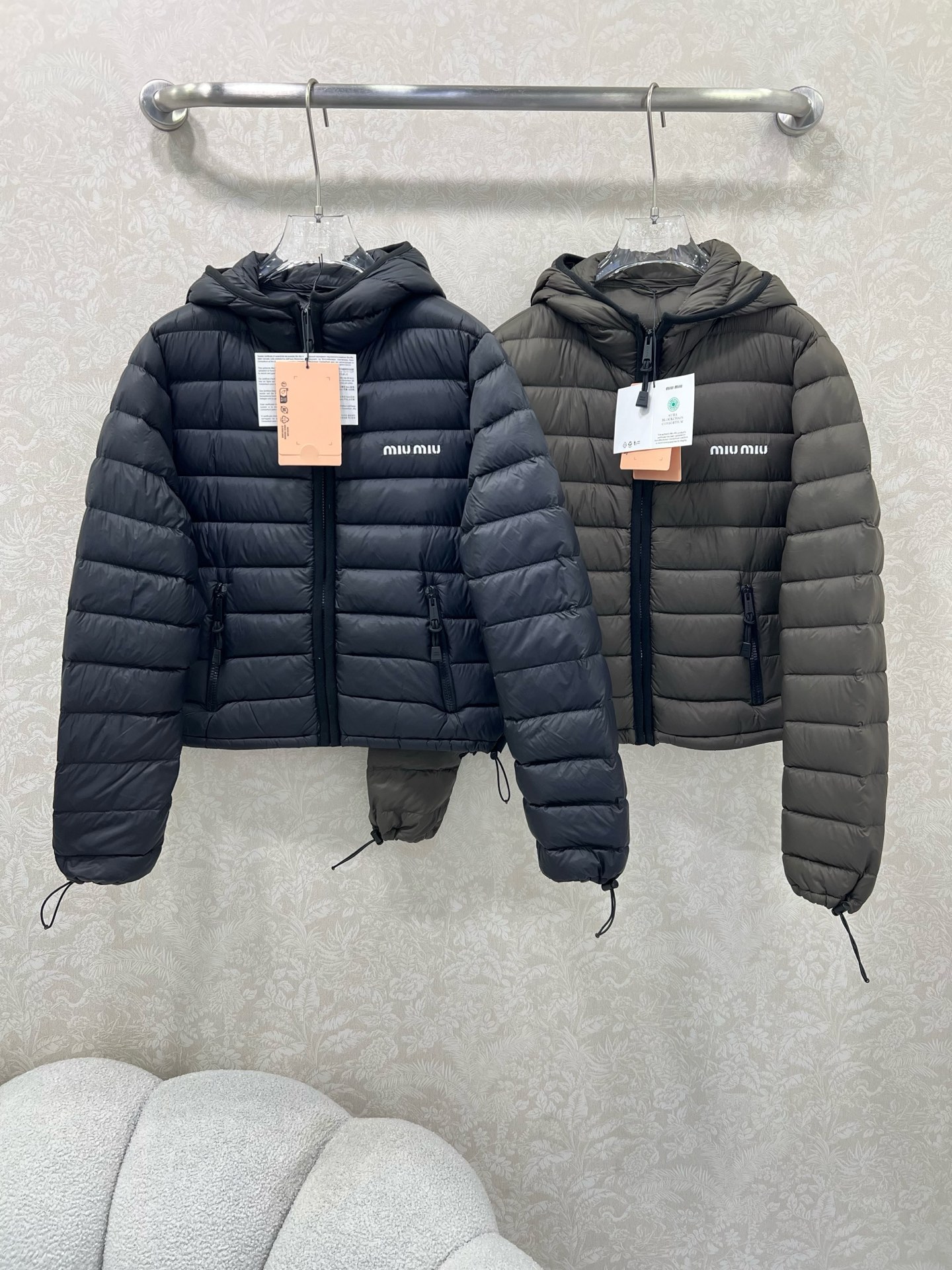 🔥🔥 Miumi*25新款连帽羽绒服 定制YB防风防水尼龙材质，90白鹅绒填充内里，整件轻盈保暖，连帽羽