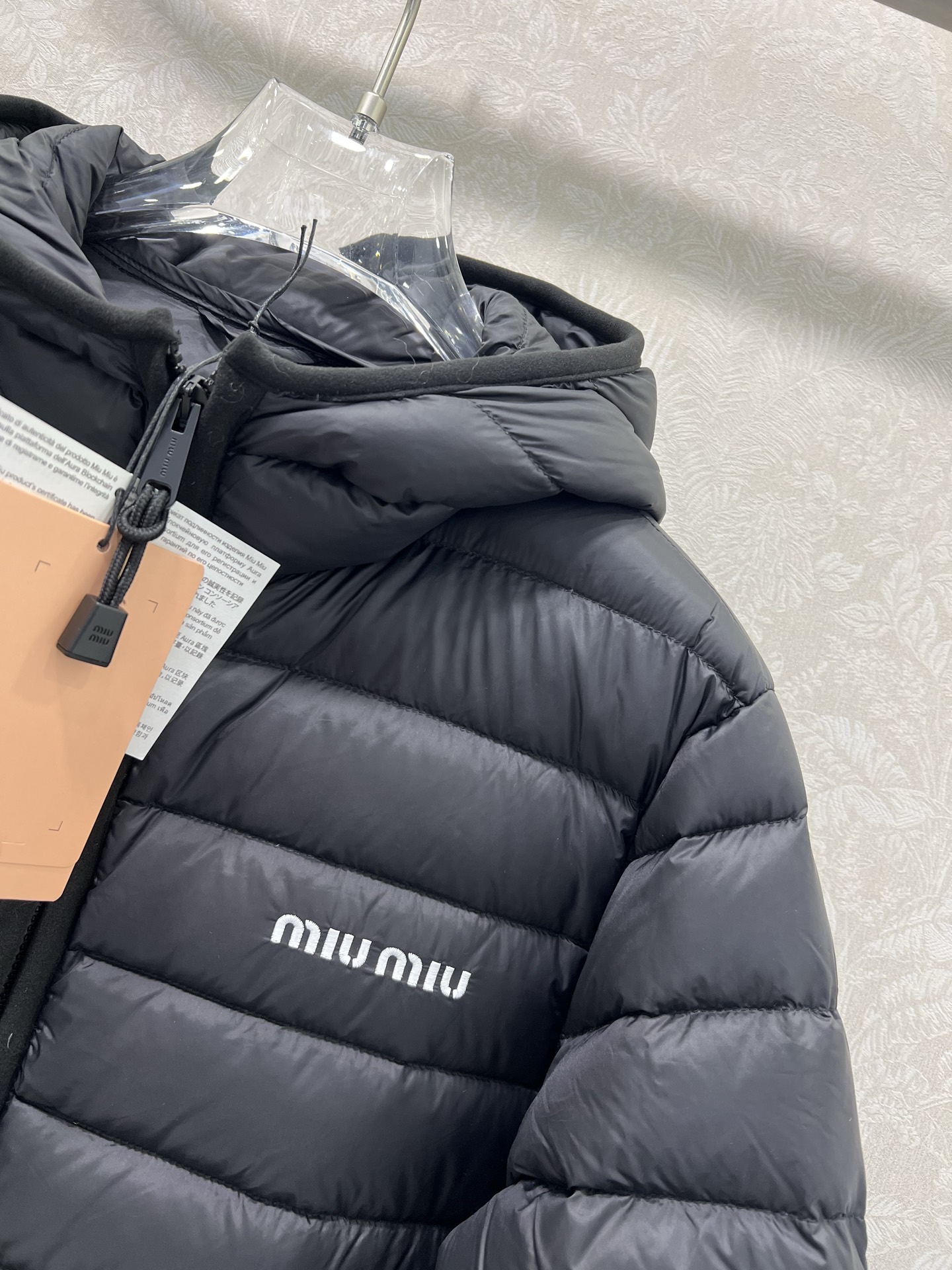 🔥🔥 Miumi*25新款连帽羽绒服 定制YB防风防水尼龙材质，90白鹅绒填充内里，整件轻盈保暖，连帽羽