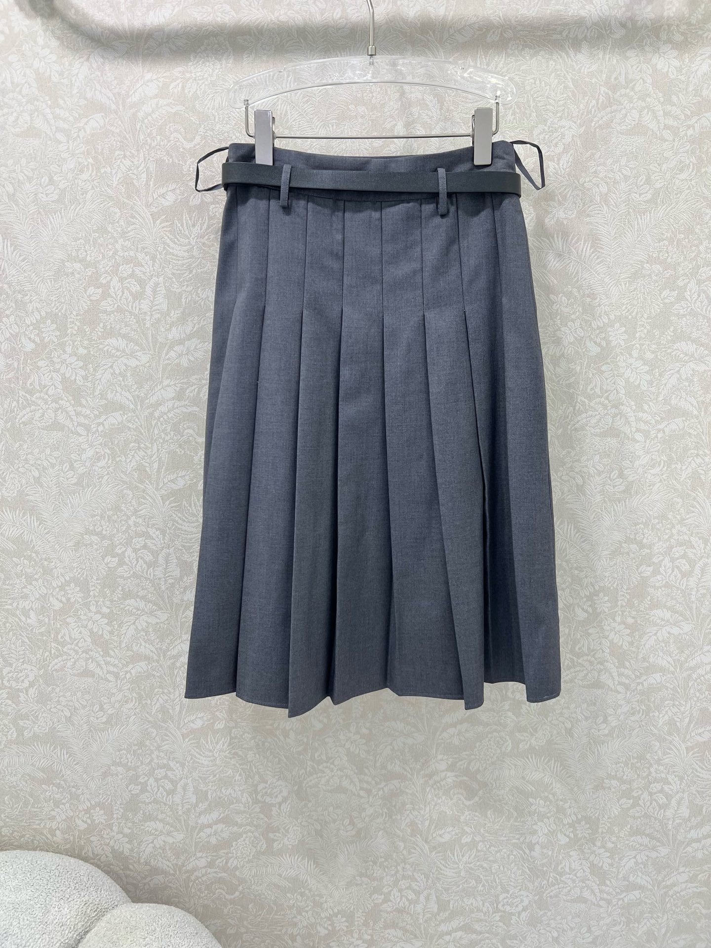 🔥🔥PRAD* 25新款复古压褶半裙 定制金属腰头腰带 裙身低调奢华立体剪裁 精简线条感设计凸显小蛮腰 