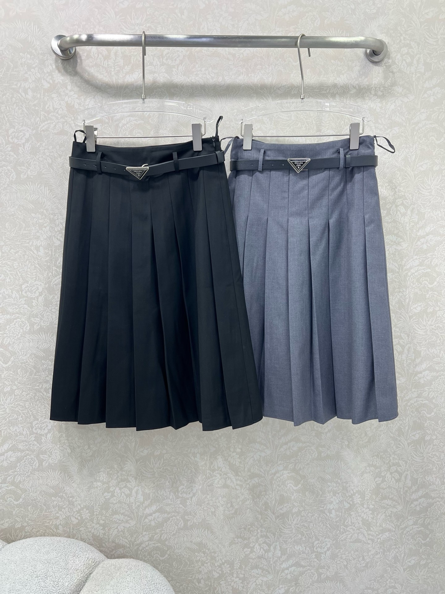 🔥🔥PRAD* 25新款复古压褶半裙 定制金属腰头腰带 裙身低调奢华立体剪裁 精简线条感设计凸显小蛮腰 