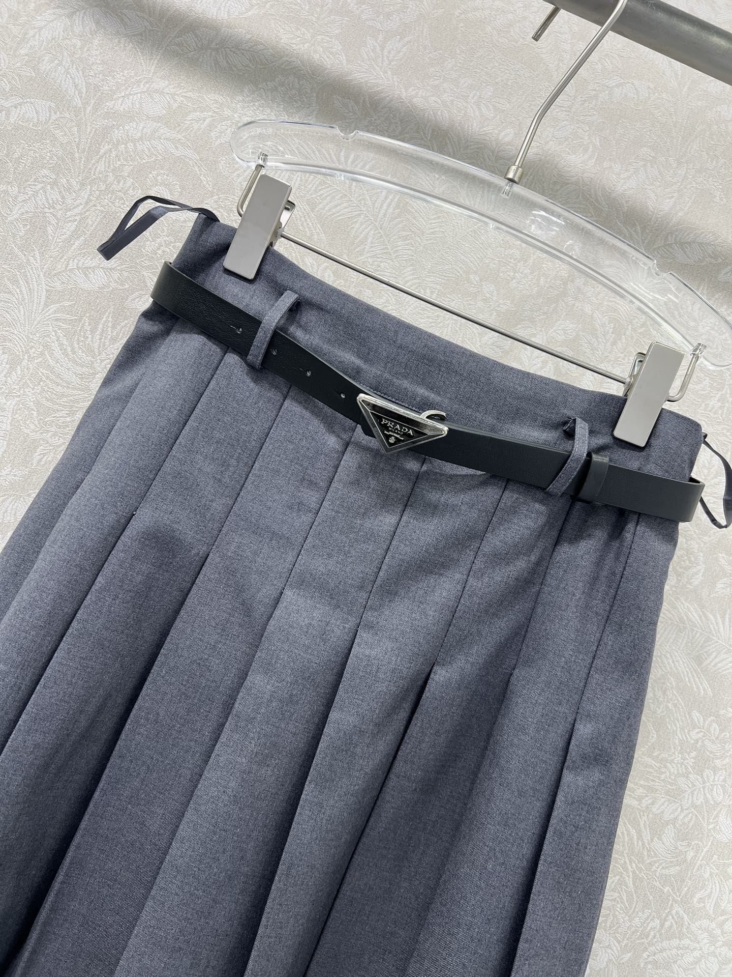 🔥🔥PRAD* 25新款复古压褶半裙 定制金属腰头腰带 裙身低调奢华立体剪裁 精简线条感设计凸显小蛮腰 