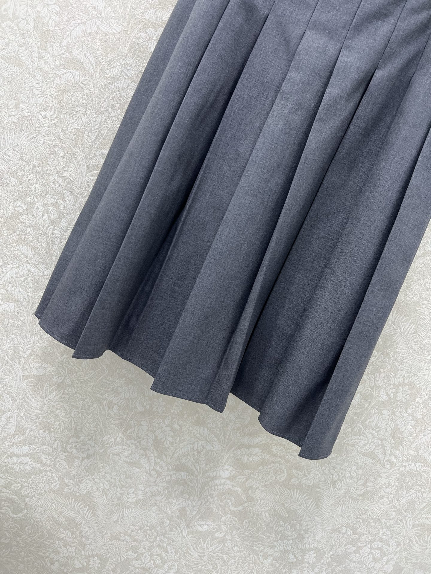 🔥🔥PRAD* 25新款复古压褶半裙 定制金属腰头腰带 裙身低调奢华立体剪裁 精简线条感设计凸显小蛮腰 