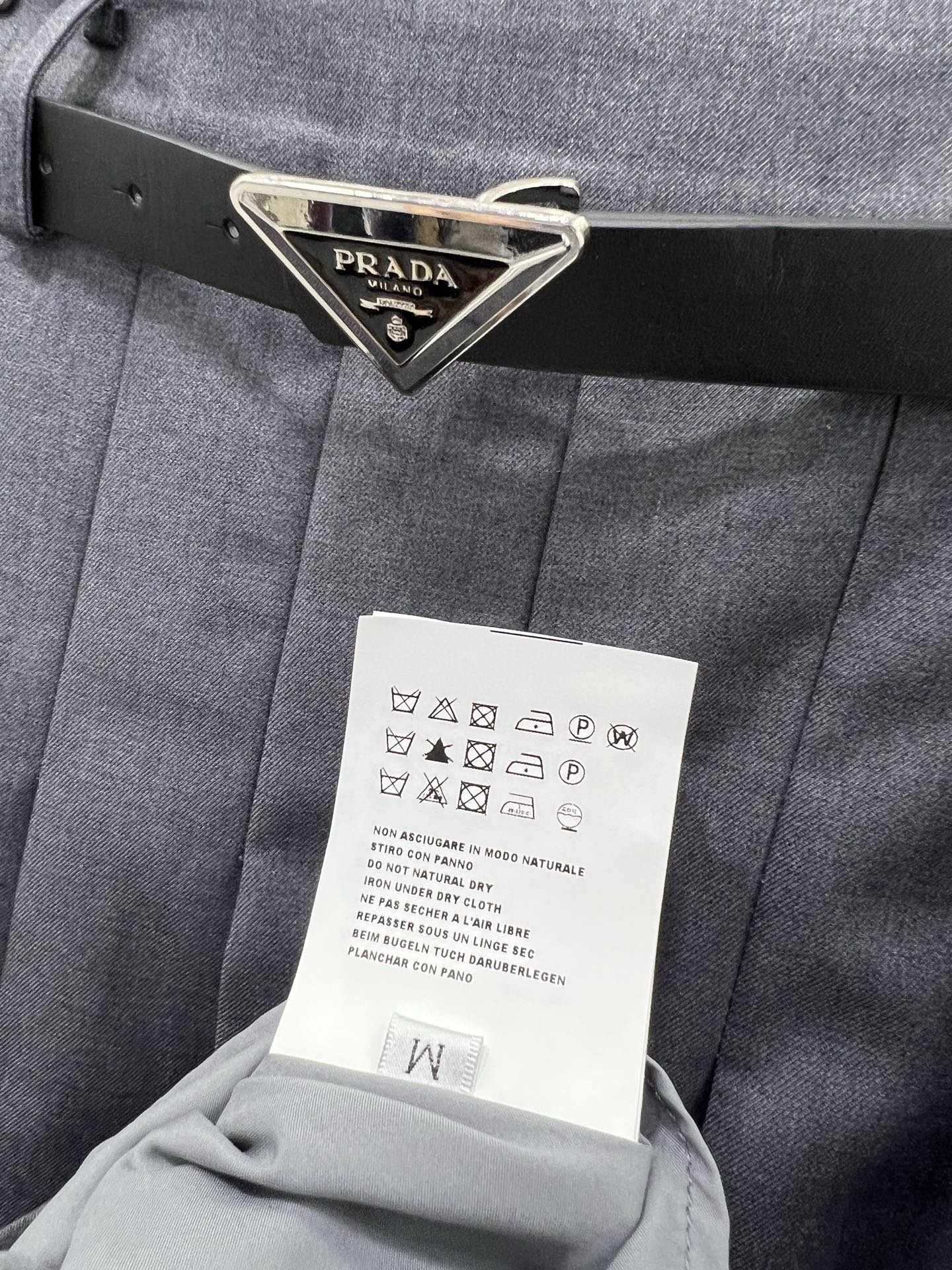 🔥🔥PRAD* 25新款复古压褶半裙 定制金属腰头腰带 裙身低调奢华立体剪裁 精简线条感设计凸显小蛮腰 