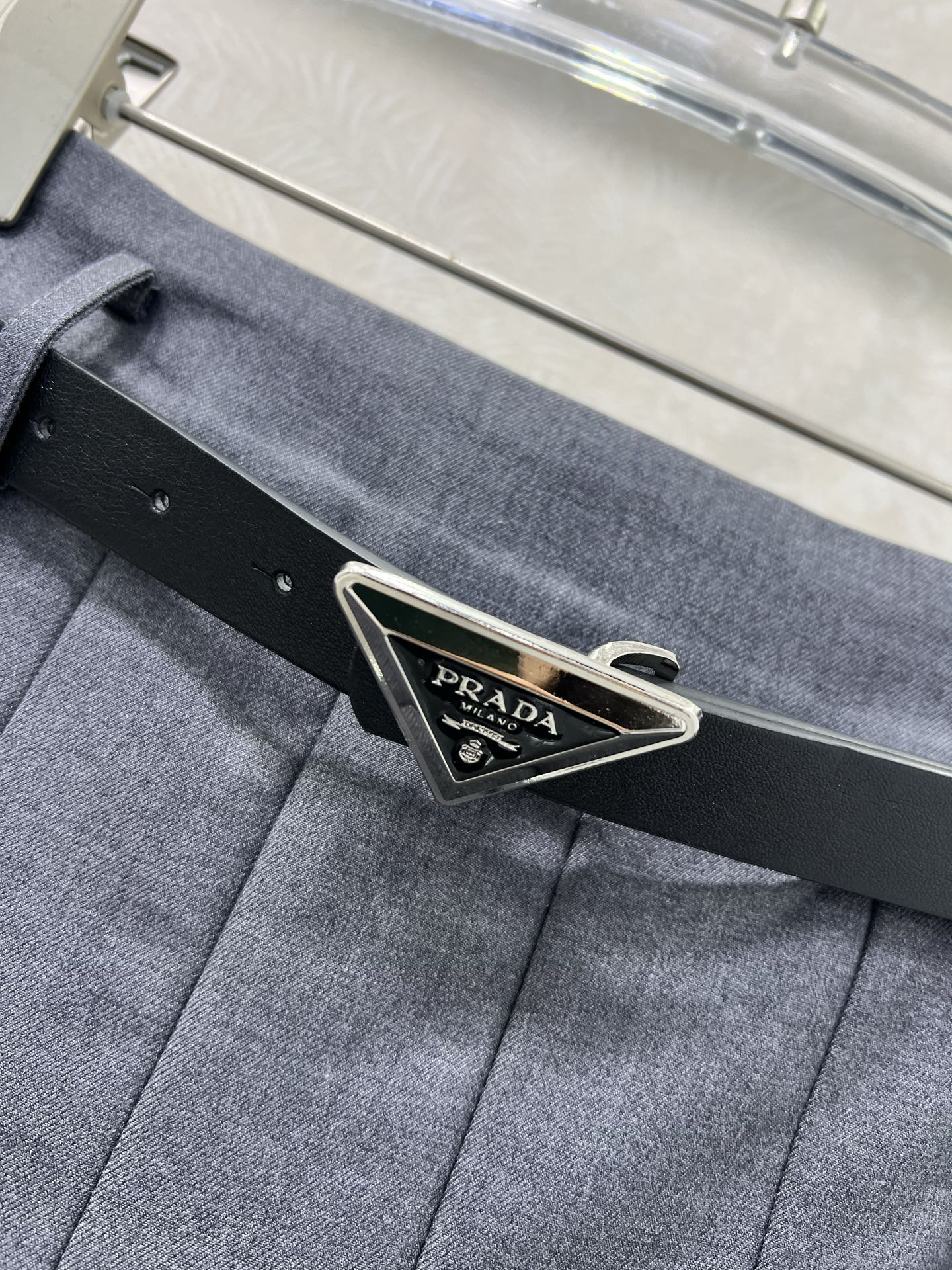 🔥🔥PRAD* 25新款复古压褶半裙 定制金属腰头腰带 裙身低调奢华立体剪裁 精简线条感设计凸显小蛮腰 