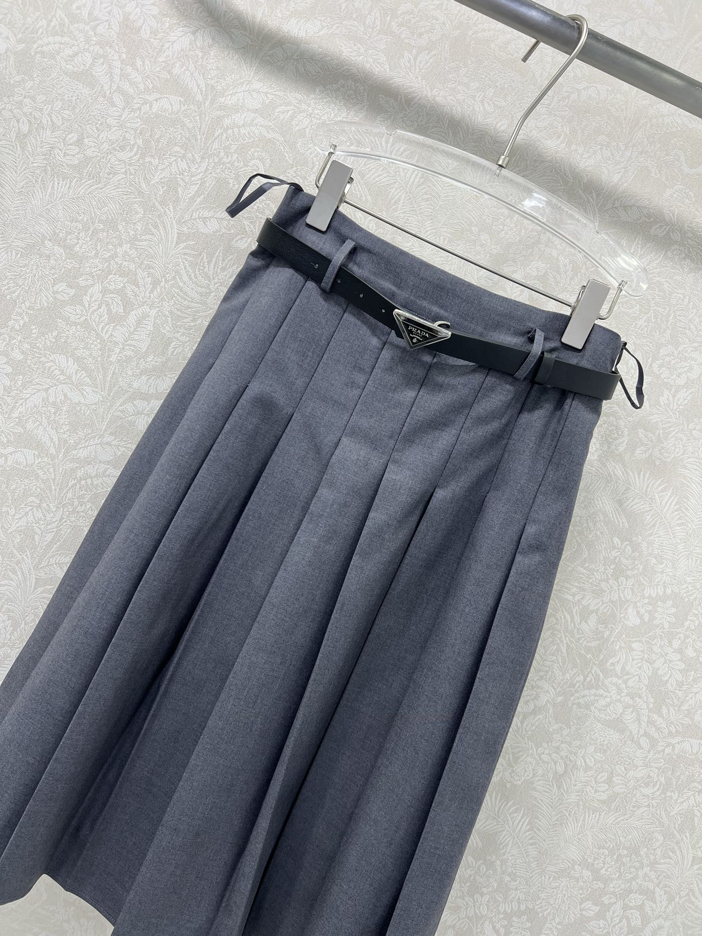 🔥🔥PRAD* 25新款复古压褶半裙 定制金属腰头腰带 裙身低调奢华立体剪裁 精简线条感设计凸显小蛮腰 