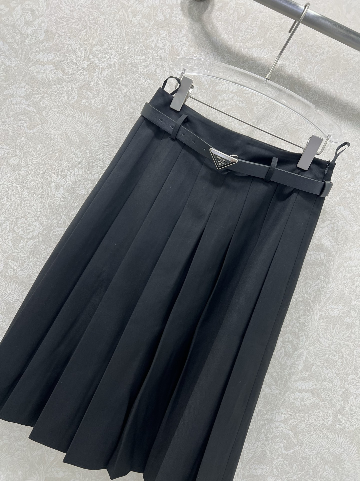 🔥🔥PRAD* 25新款复古压褶半裙 定制金属腰头腰带 裙身低调奢华立体剪裁 精简线条感设计凸显小蛮腰 