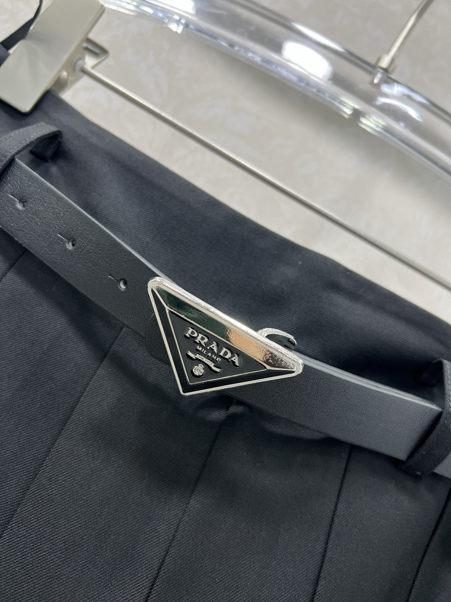 🔥🔥PRAD* 25新款复古压褶半裙 定制金属腰头腰带 裙身低调奢华立体剪裁 精简线条感设计凸显小蛮腰 