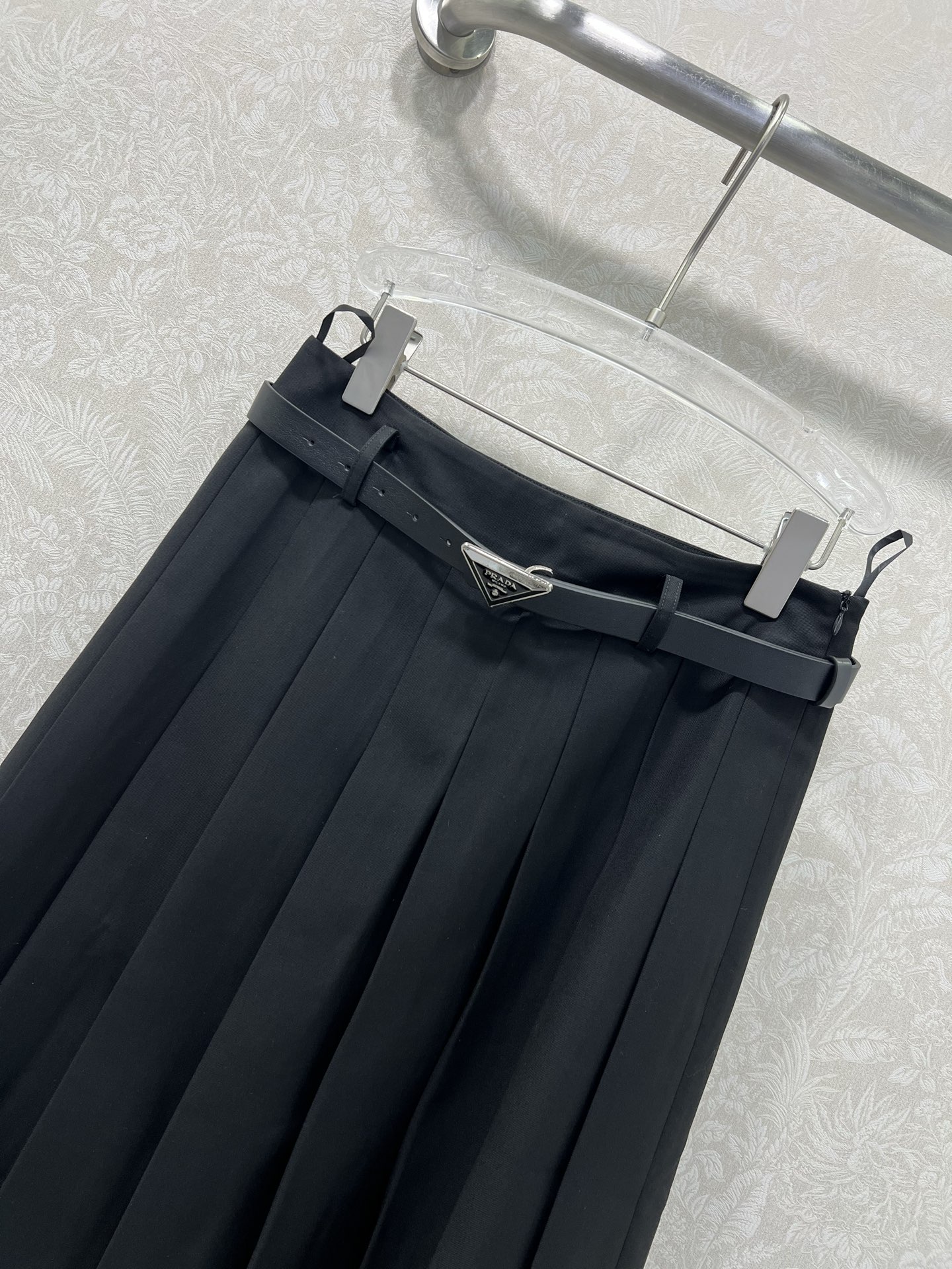 🔥🔥PRAD* 25新款复古压褶半裙 定制金属腰头腰带 裙身低调奢华立体剪裁 精简线条感设计凸显小蛮腰 