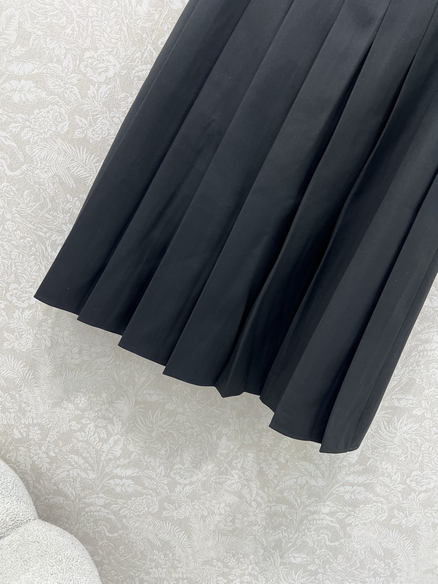 🔥🔥PRAD* 25新款复古压褶半裙 定制金属腰头腰带 裙身低调奢华立体剪裁 精简线条感设计凸显小蛮腰 