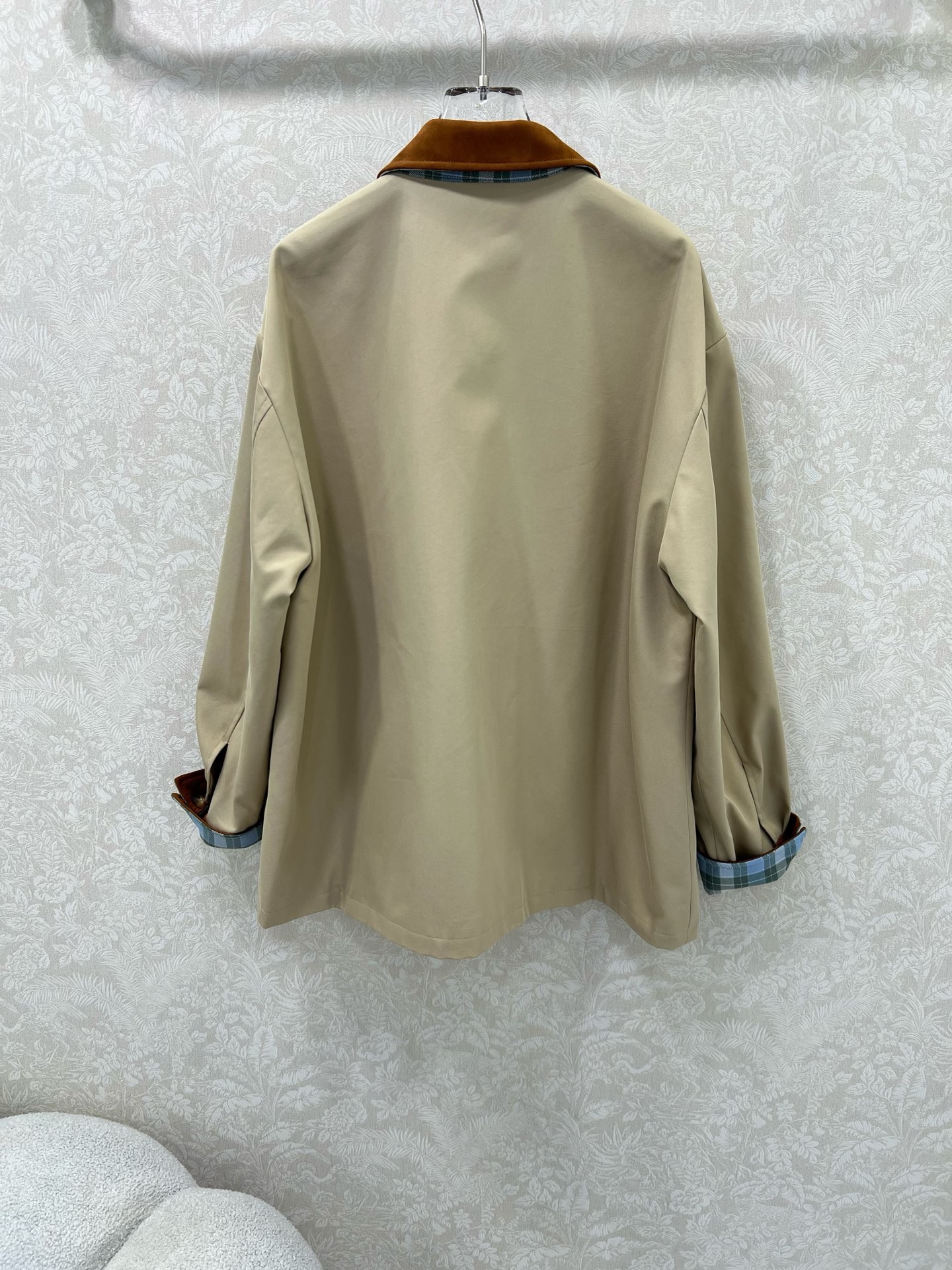 🔥🔥Loew*25新款麂皮绒领翻领夹克外套 美拉德色系 袖口可卷边露出格子内衬 单排扣胸前经典皮标装饰 