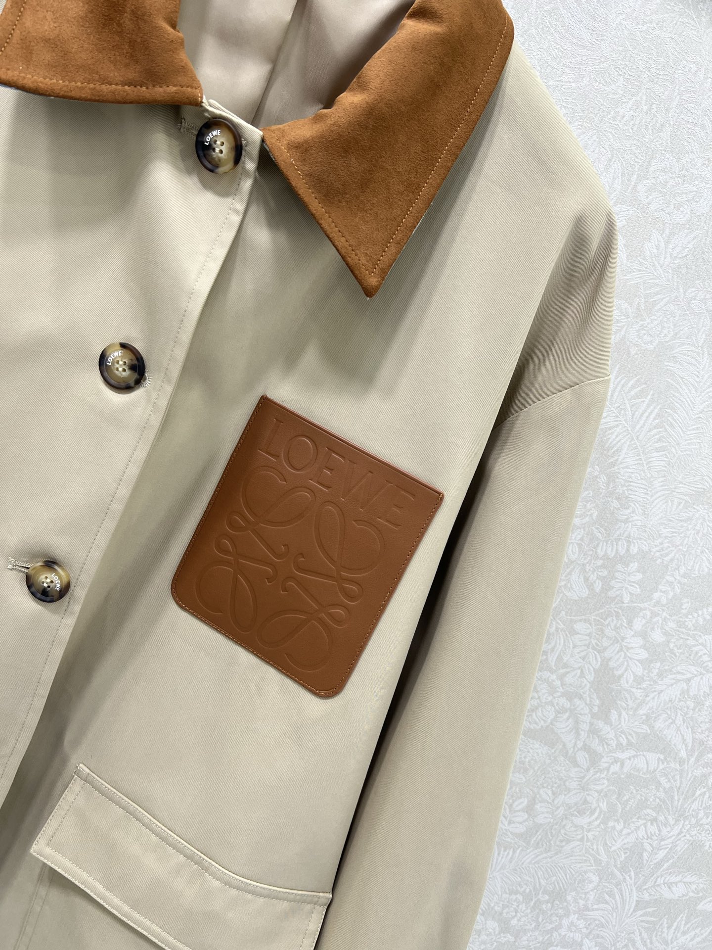 🔥🔥Loew*25新款麂皮绒领翻领夹克外套 美拉德色系 袖口可卷边露出格子内衬 单排扣胸前经典皮标装饰 