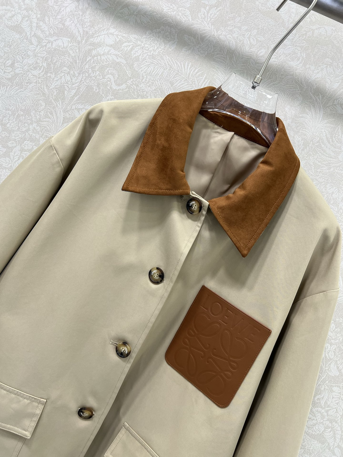 🔥🔥Loew*25新款麂皮绒领翻领夹克外套 美拉德色系 袖口可卷边露出格子内衬 单排扣胸前经典皮标装饰 