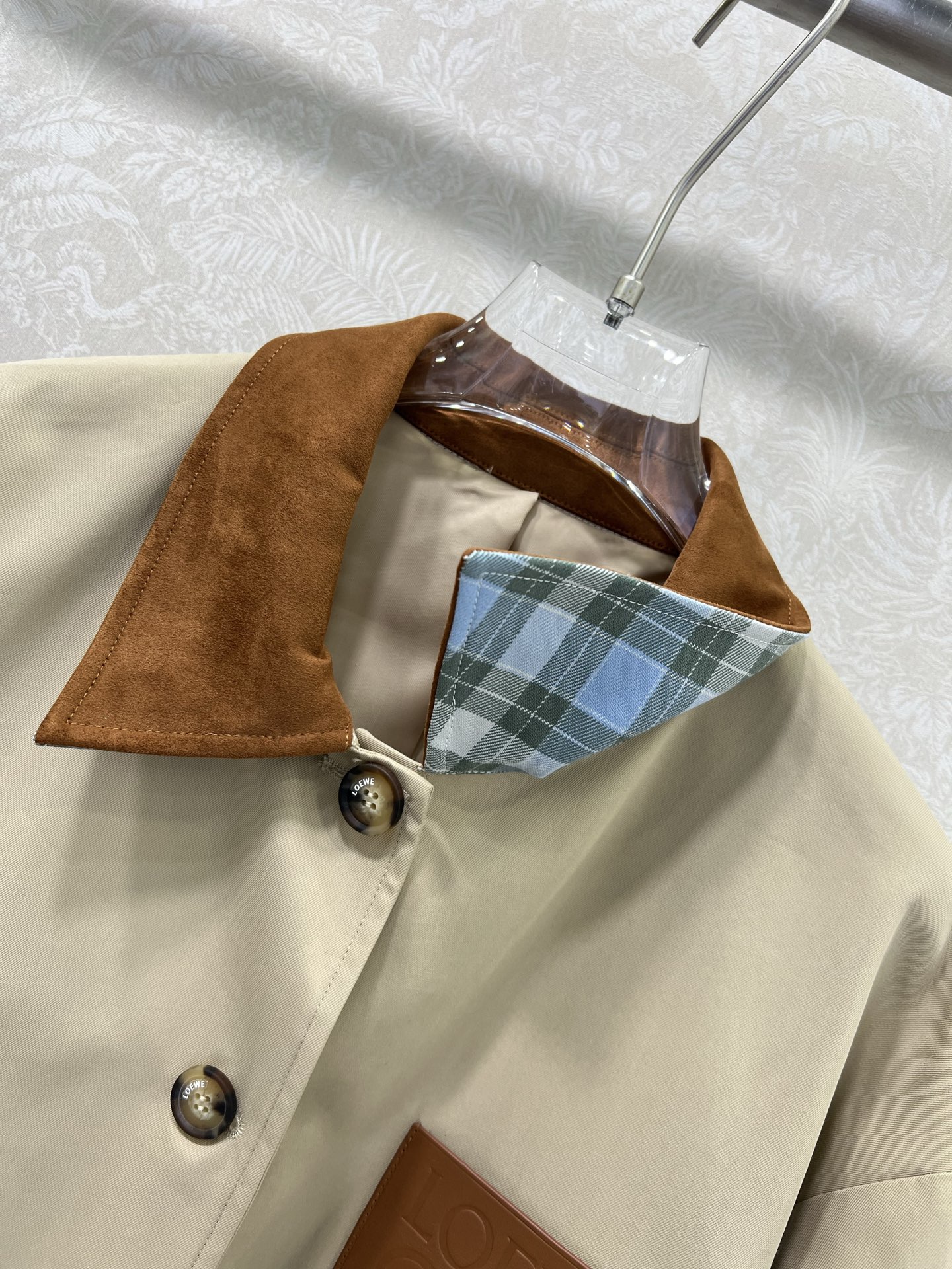 🔥🔥Loew*25新款麂皮绒领翻领夹克外套 美拉德色系 袖口可卷边露出格子内衬 单排扣胸前经典皮标装饰 