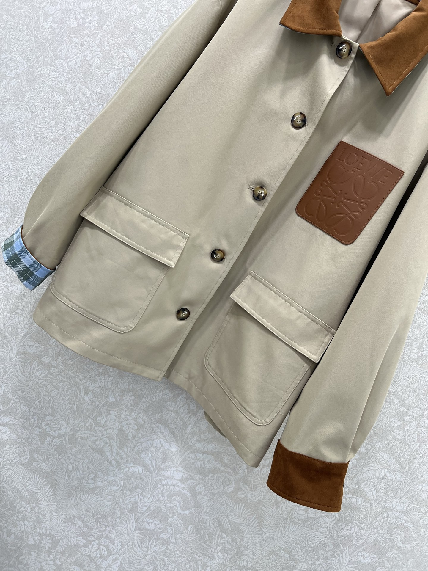 🔥🔥Loew*25新款麂皮绒领翻领夹克外套 美拉德色系 袖口可卷边露出格子内衬 单排扣胸前经典皮标装饰 